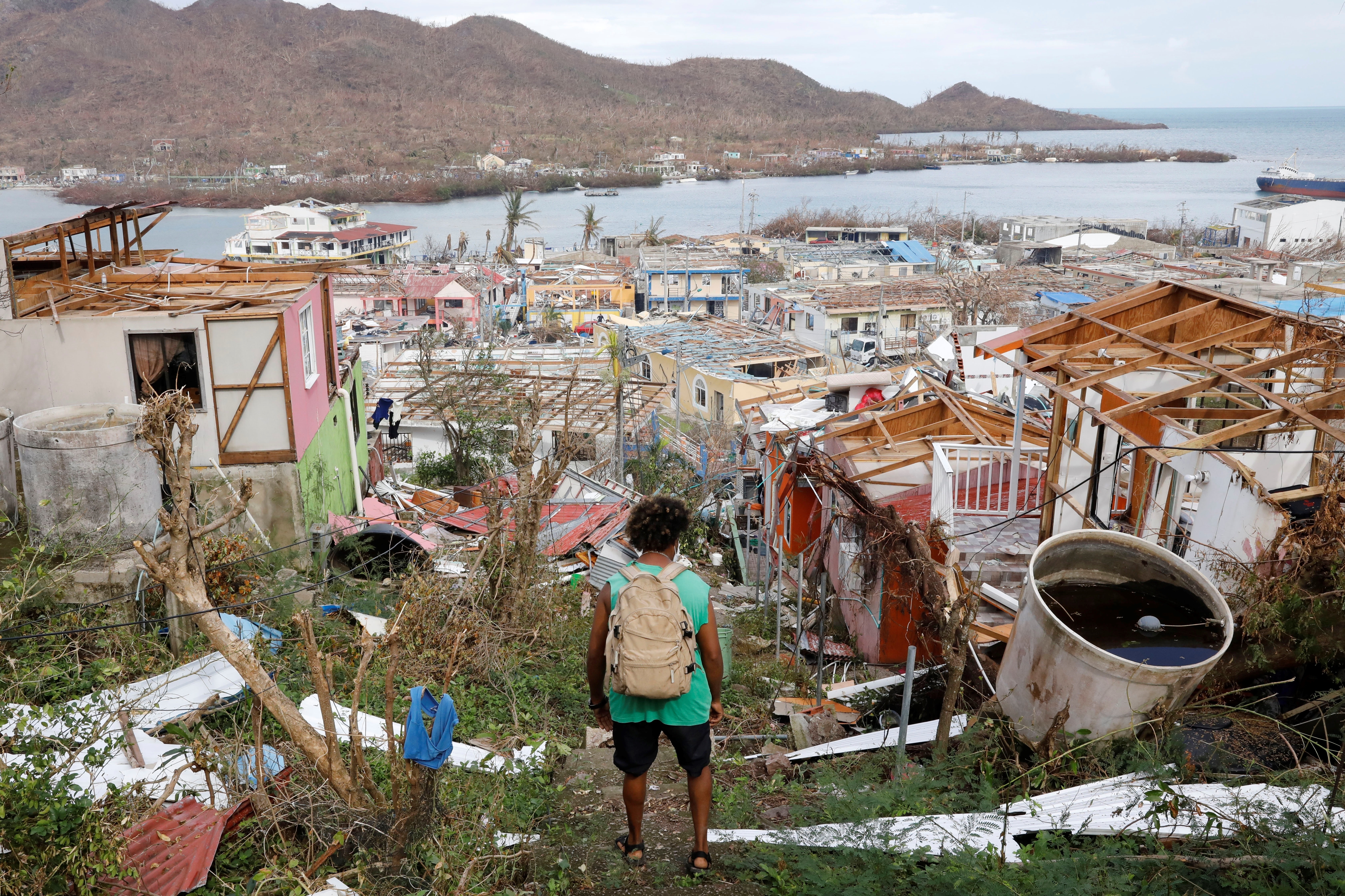 Un hombre observa las casas destruidas y los escombros que dejó el paso del huracán Iota, en la isla de Providencia, Archipiélago de San Andrés (Colombia). EFE/ Mauricio Dueñas Castañeda/Archivo

