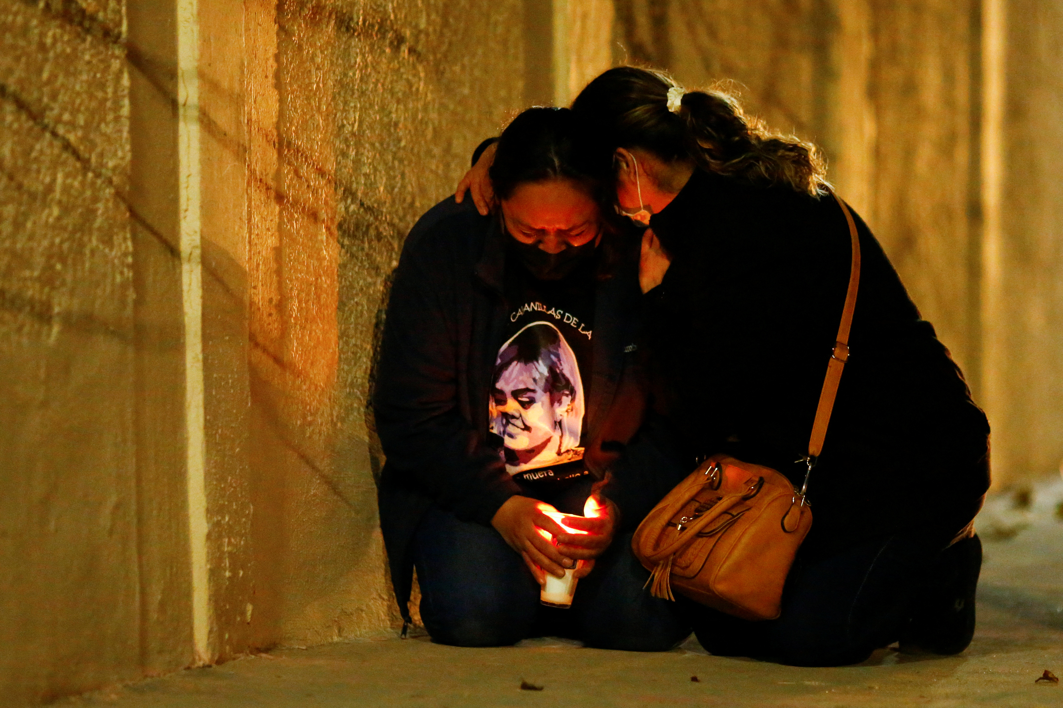 Reyna de la Torre, madre de Isabel Cabanillas, activista feminista que fue asesinada el 18 de enero de 2020 en el centro de Ciudad Juárez, es consolada por un familiar mientras participa en una vigilia en su memoria para exigir justicia (Foto: Reuters)