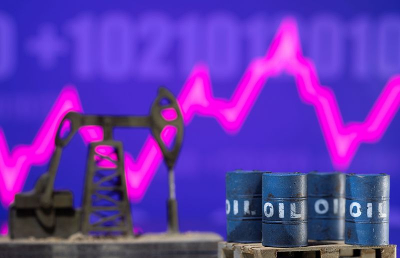 Imagen de archivo de maquetas de barriles de petróleo y un balancín petrolero delante de un gráfico bursátil en esta ilustración tomada el 24 de febrero de 2022. REUTERS/Dado Ruvic/Ilustración/Archivo