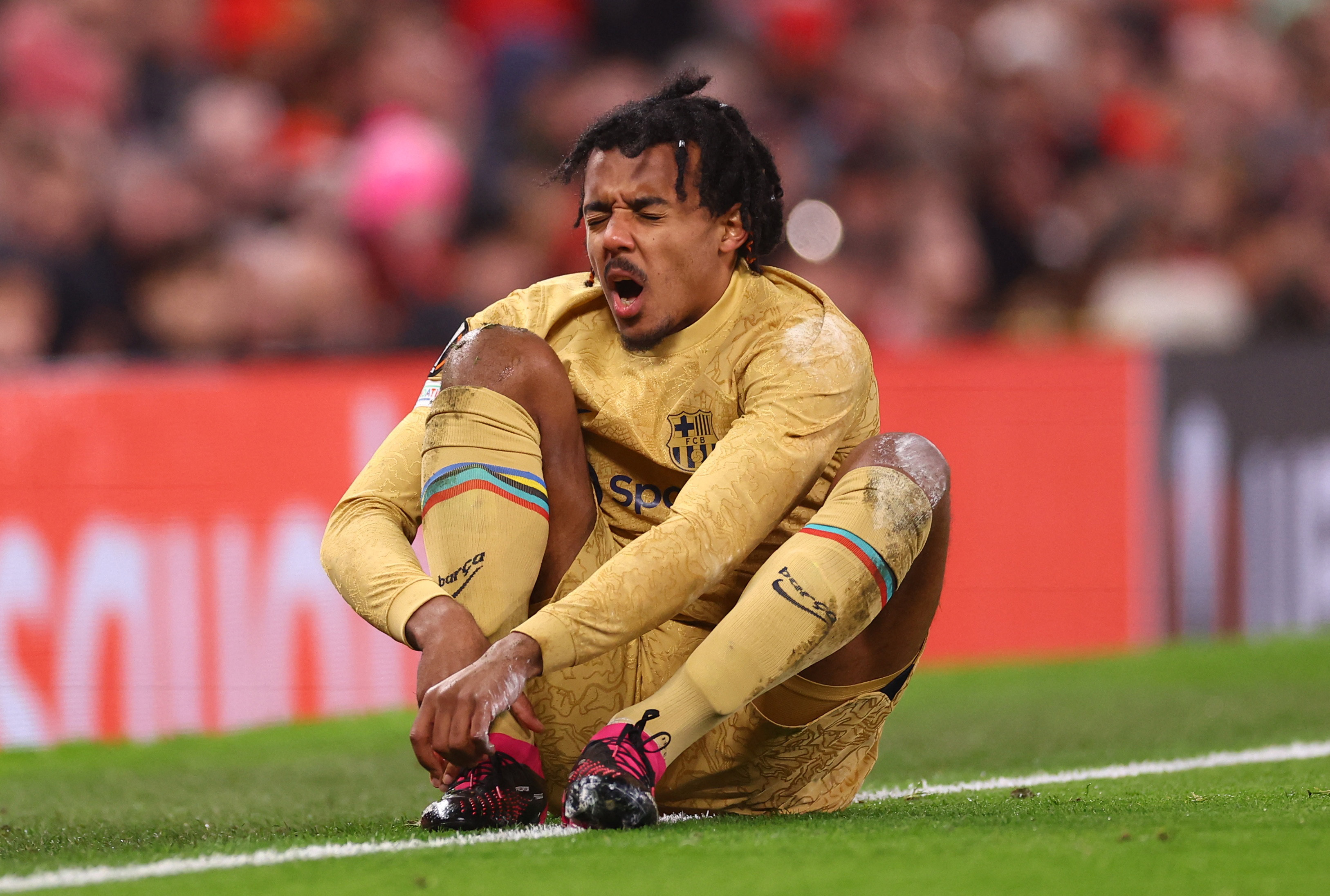 Jules Kounde recibe otra infracción. Foto: REUTERS/Carl Recine