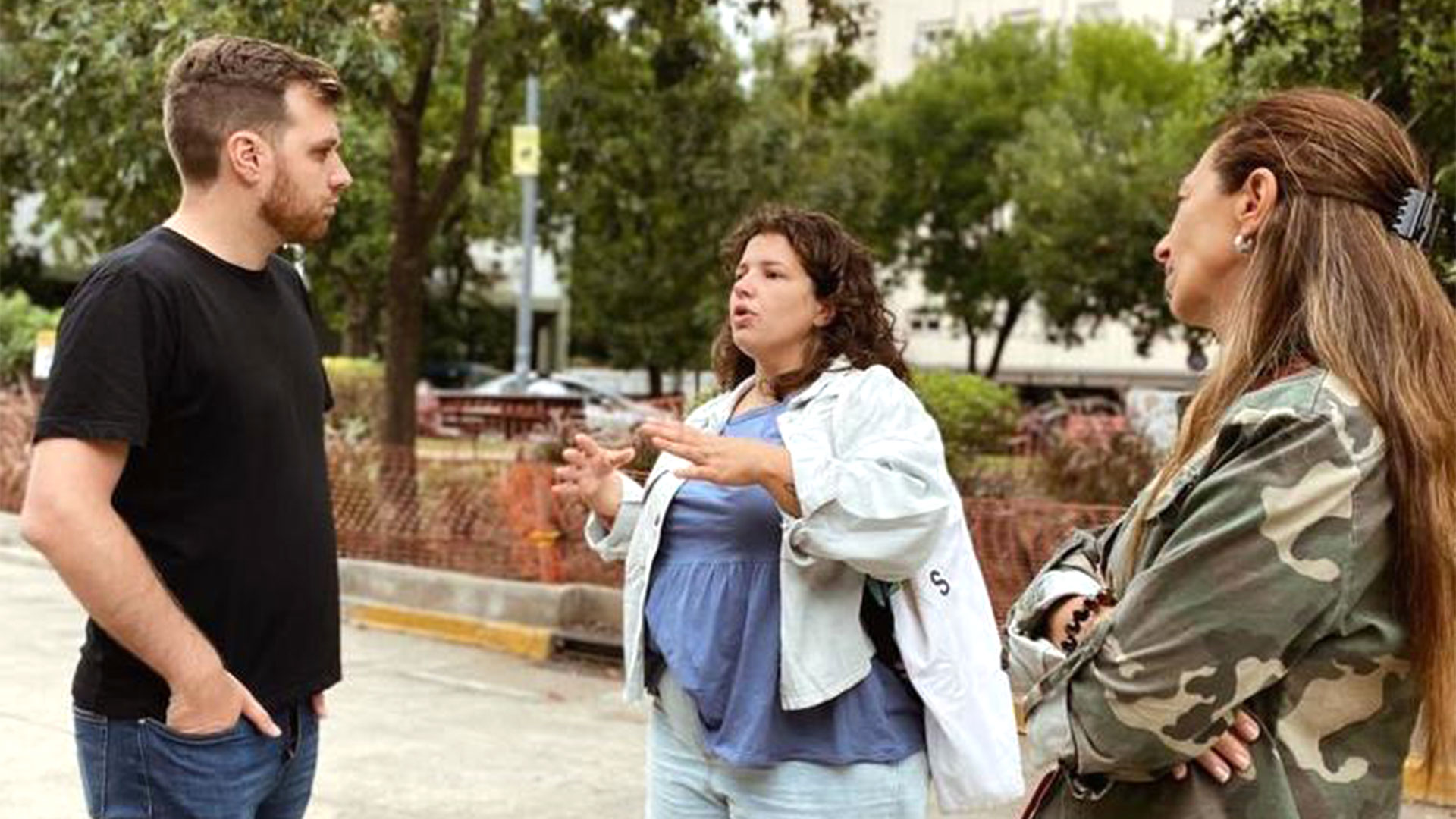 Emmanuel Ferrario, en una charla con vecinos porteños