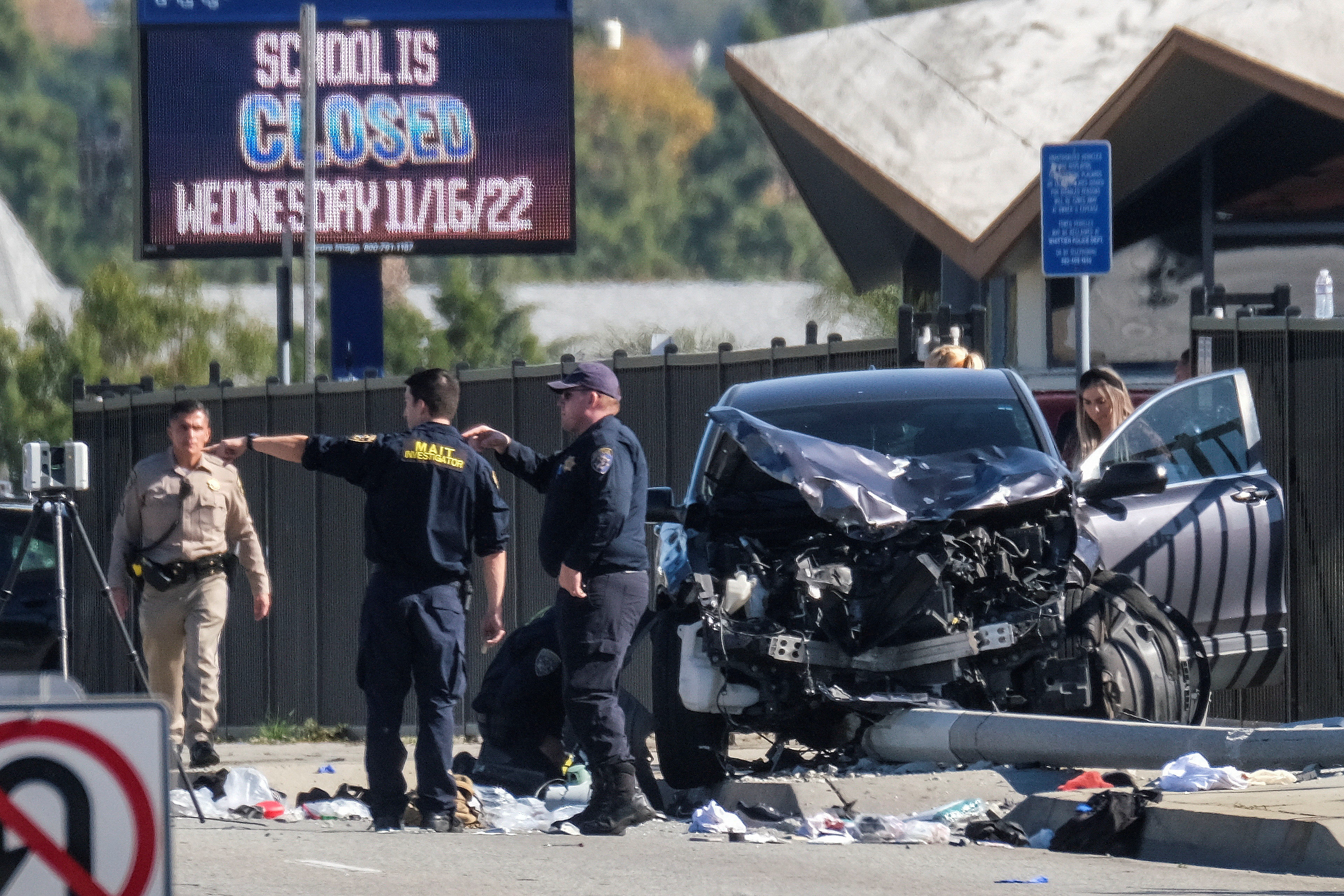 Policías trabajan tras un accidente múltiple en Los Ángeles (REUTERS/Ringo Chiu)