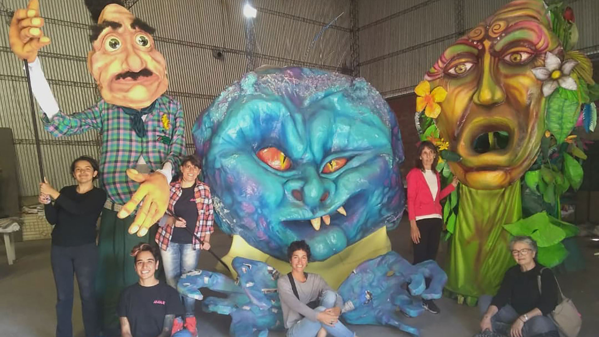 "Relaciones toxicas", las marionetas gigantes que le valieron el primer triunfo como mujeres carroceras en un carnaval (@amalaslincoln)