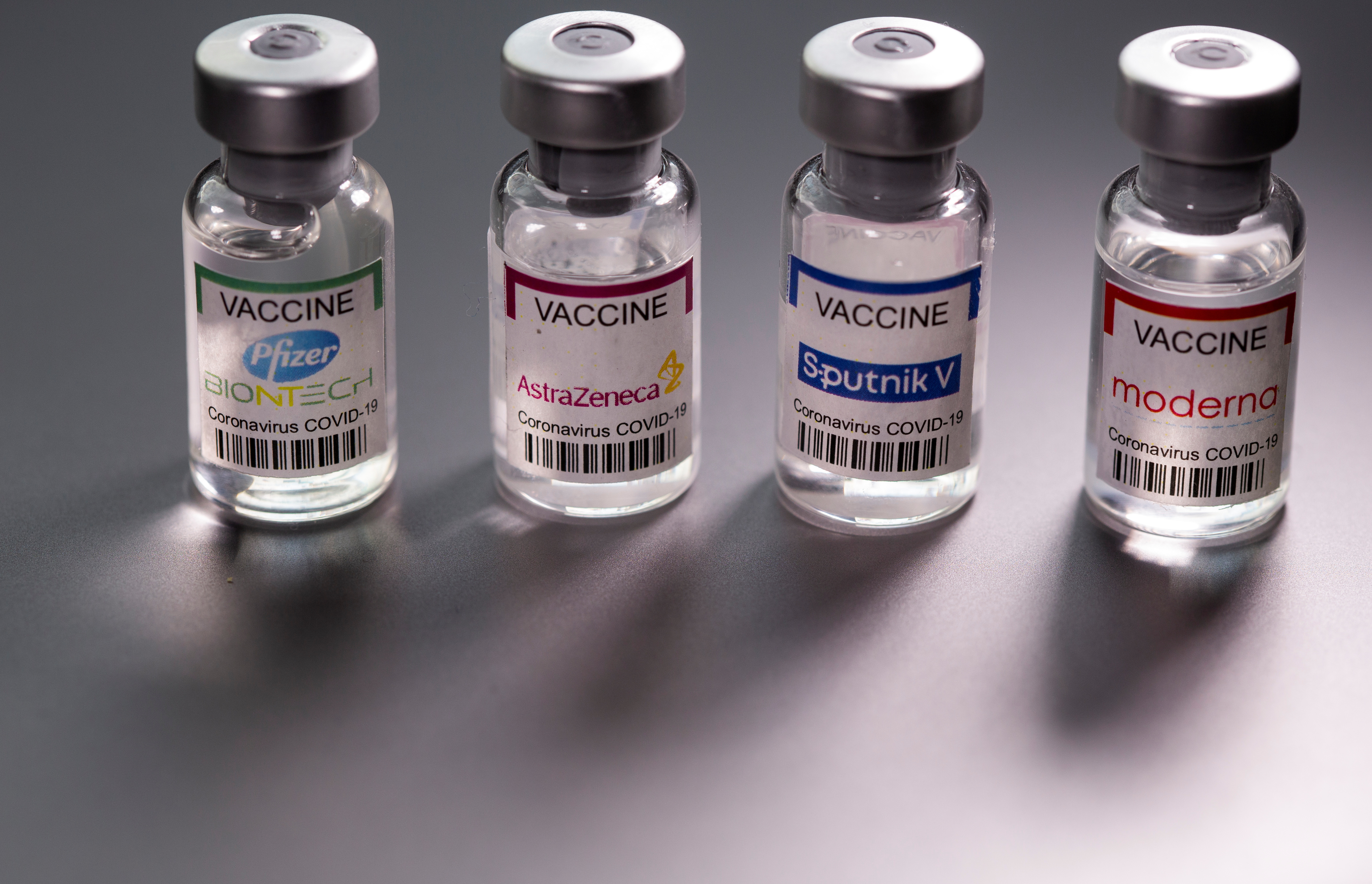 En menos de un año, la ciencia desarrolló vacunas contra el SARS-CoV-2 (REUTERS/Dado Ruvic/Illustration)