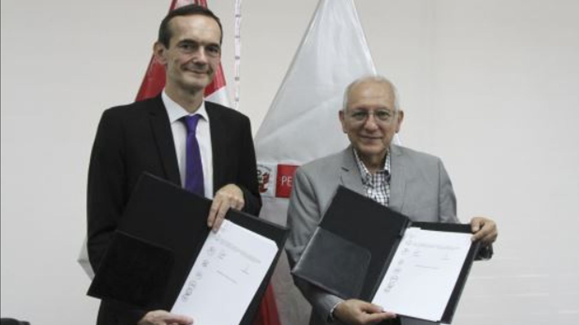 Marc Giacomini, embajador francés; al lado de , Óscar Becerra, Ministro de Educación del Perú (Andina)