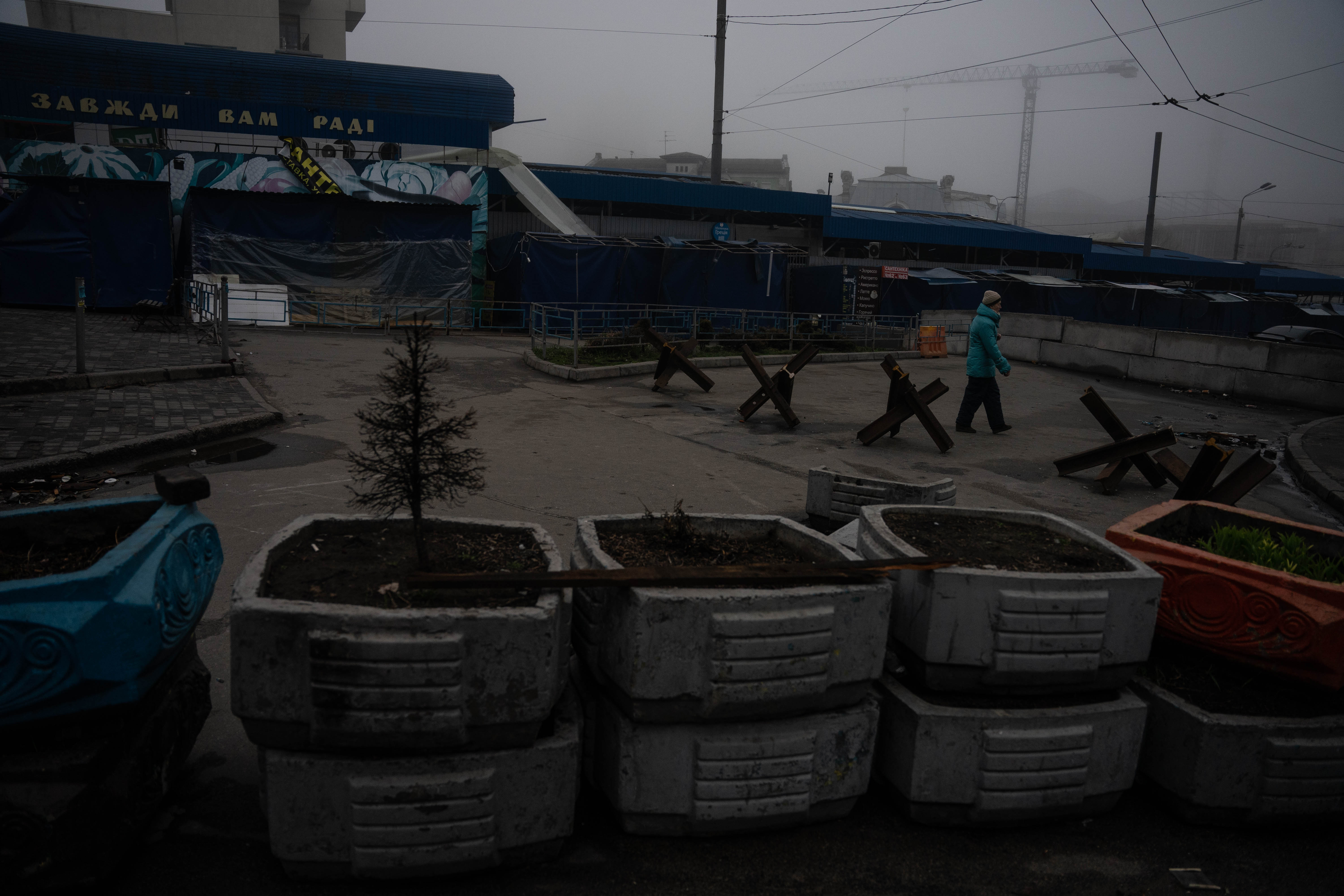 En Kyiv la situación pareciera se mas alentadora, hay un tímido regreso a la cotidianidad, donde sus habitantes hacen el intento de continuar sus vidas como pueden entre retenes y fachadas destruidas.