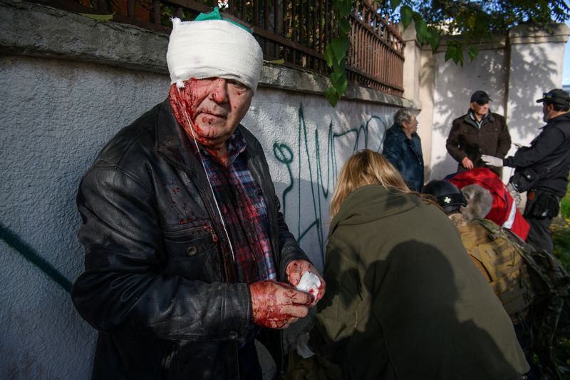 Personas heridas se encuentran en el lugar de un ataque de misiles rusos en Kiev (REUTERS/Vladyslav Musiienko)