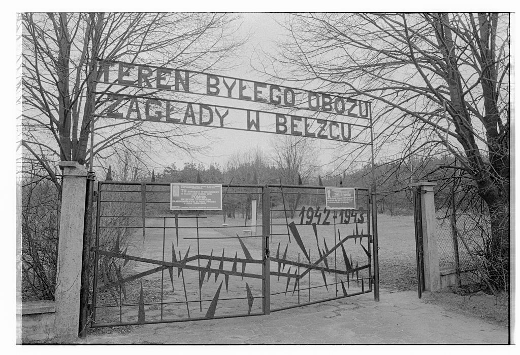 La puerta principal en el sitio de Belzec, el campo de exterminio nazi que funcionó entre 1942 y 1943. "Recuerdo el terror, la desesperación, los gritos y los gritos horribles, mezclados con las notas de la orquesta”, relató Reder en 1946 (Ira Nowinski/Corbis/VCG a través de Getty Images)
