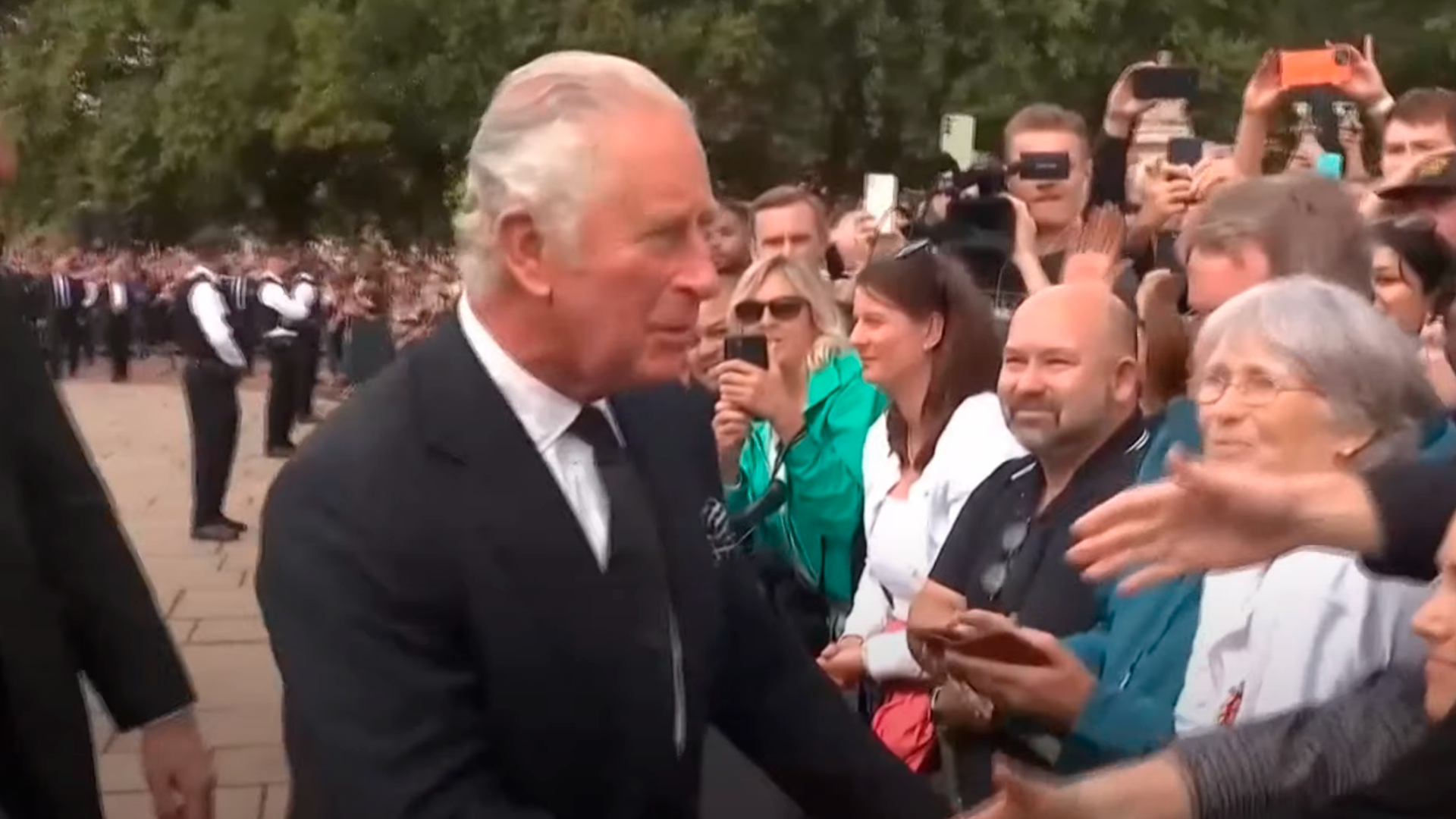 Carlos III y Camila, reina consorte, aterrizaron en la base militar de Northolt, al oeste de Londres, para reunirse en la capital británica con la primera ministra, Liz Truss