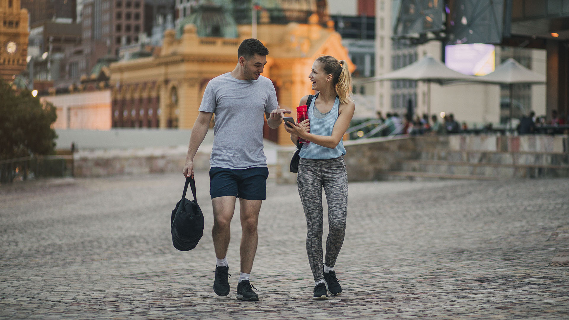 Caminar ayuda a mantener un peso saludable, a controlar el metabolismo, la presión arterial y el colesterol (Getty Images)