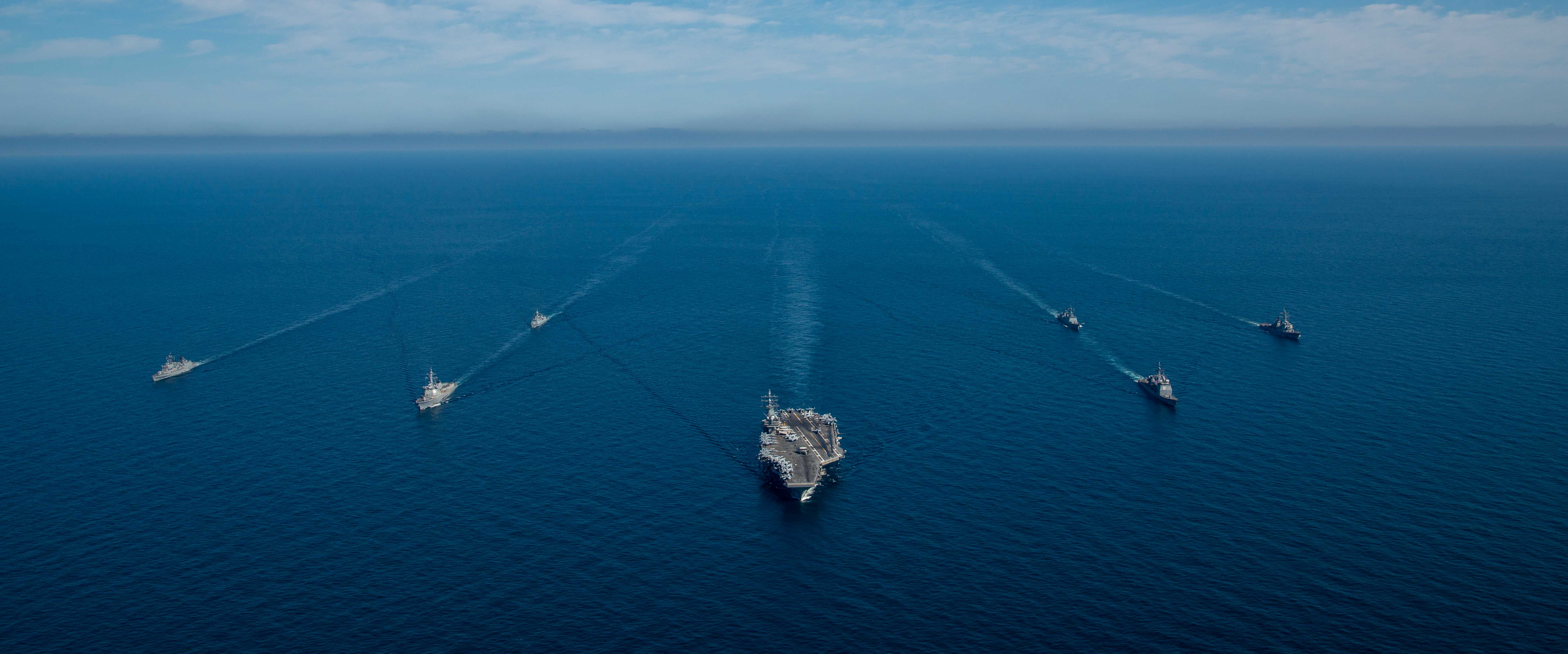 Buques de la Armada de Corea del Sur y de Estados Unidos, incluido el portaaviones USS Ronald Reagan, participan en un ejercicio naval conjunto frente a la costa de Corea del Sur el 29 de septiembre de 2022 (REUTERS)