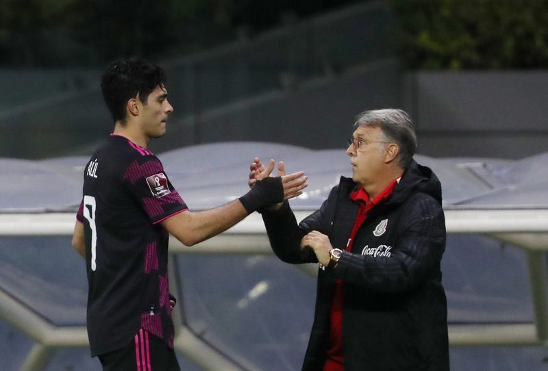 Raúl Jiménez respaldó a Gerardo 'Tata' Martino: “No es como que se pueda  meter y hacer gol” - Infobae