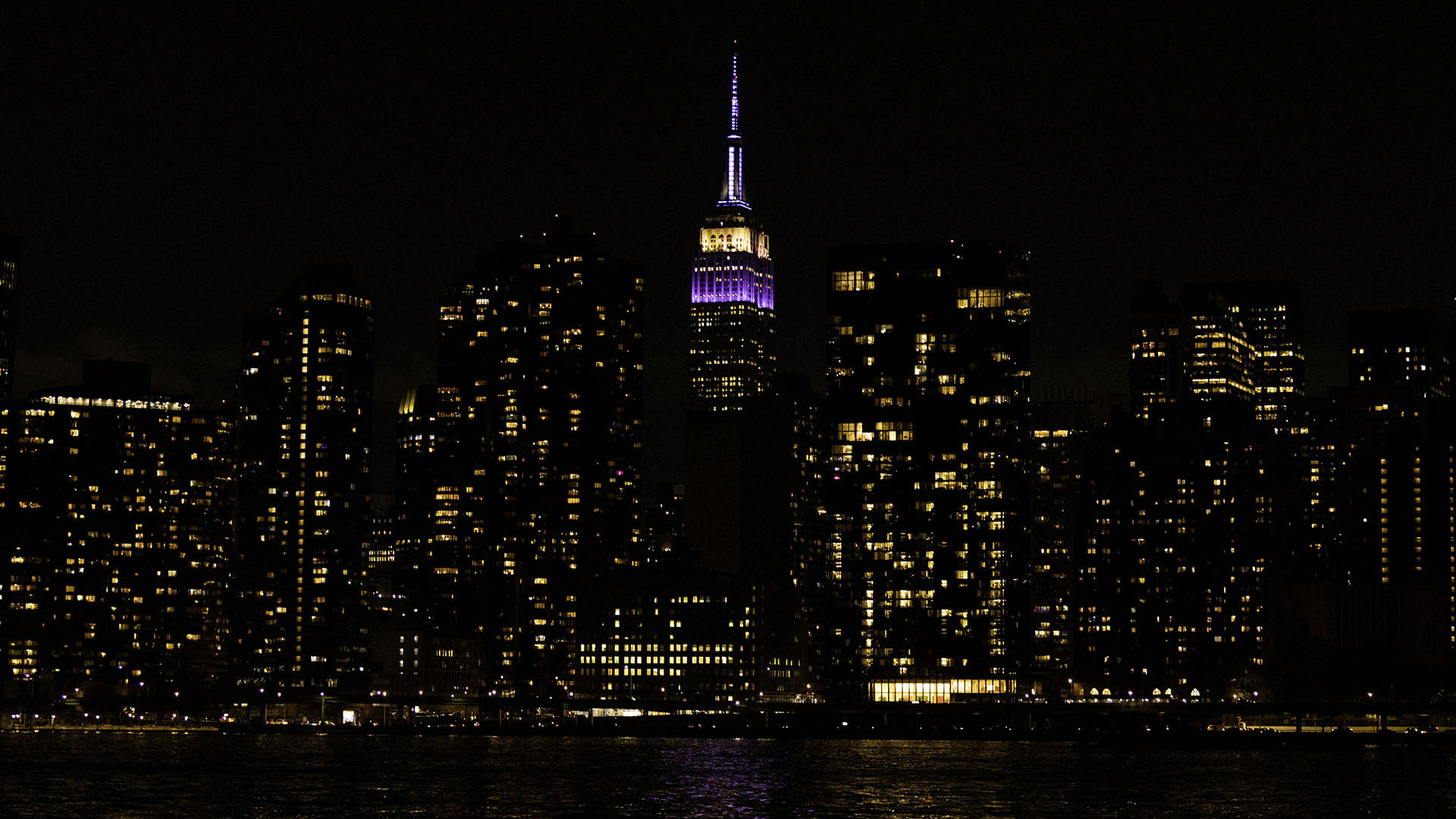 El Empire State teñido de púrpura, el color de la realeza (Alex Kent / AFP)