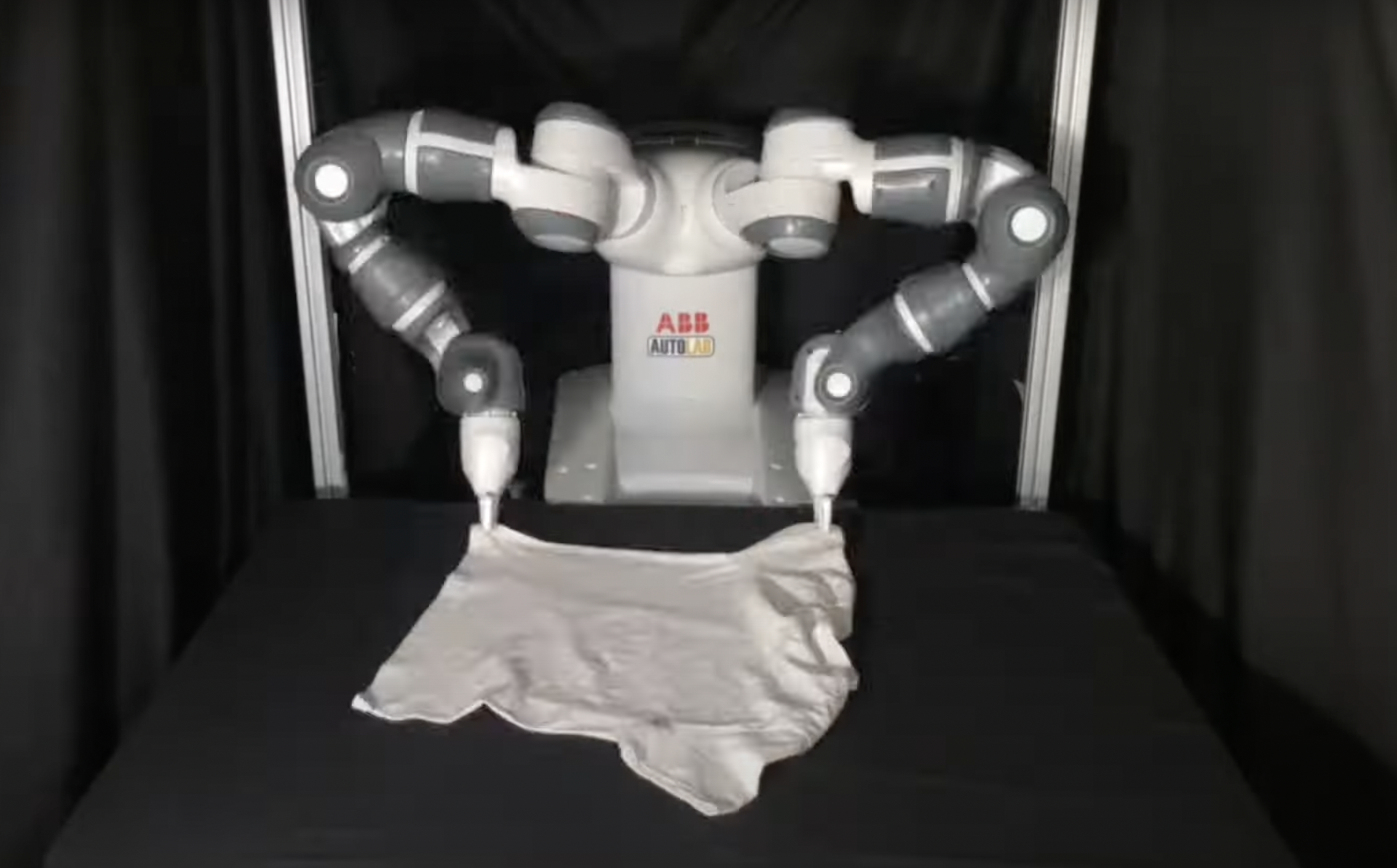Video | El robot que puede elegir y doblar ropa en pocos minutos