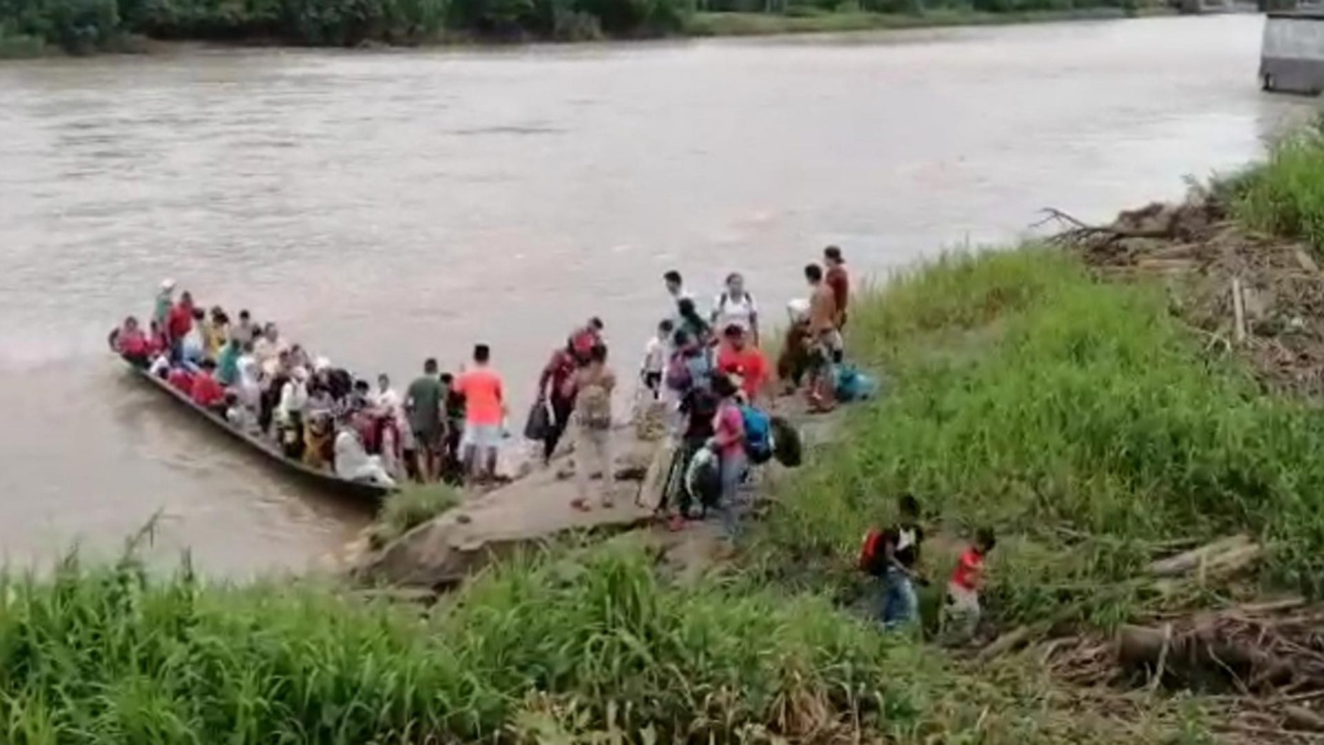 Cientos de habitantes se desplazaron hacia Colombia, algunos regresaron a La Victoria
