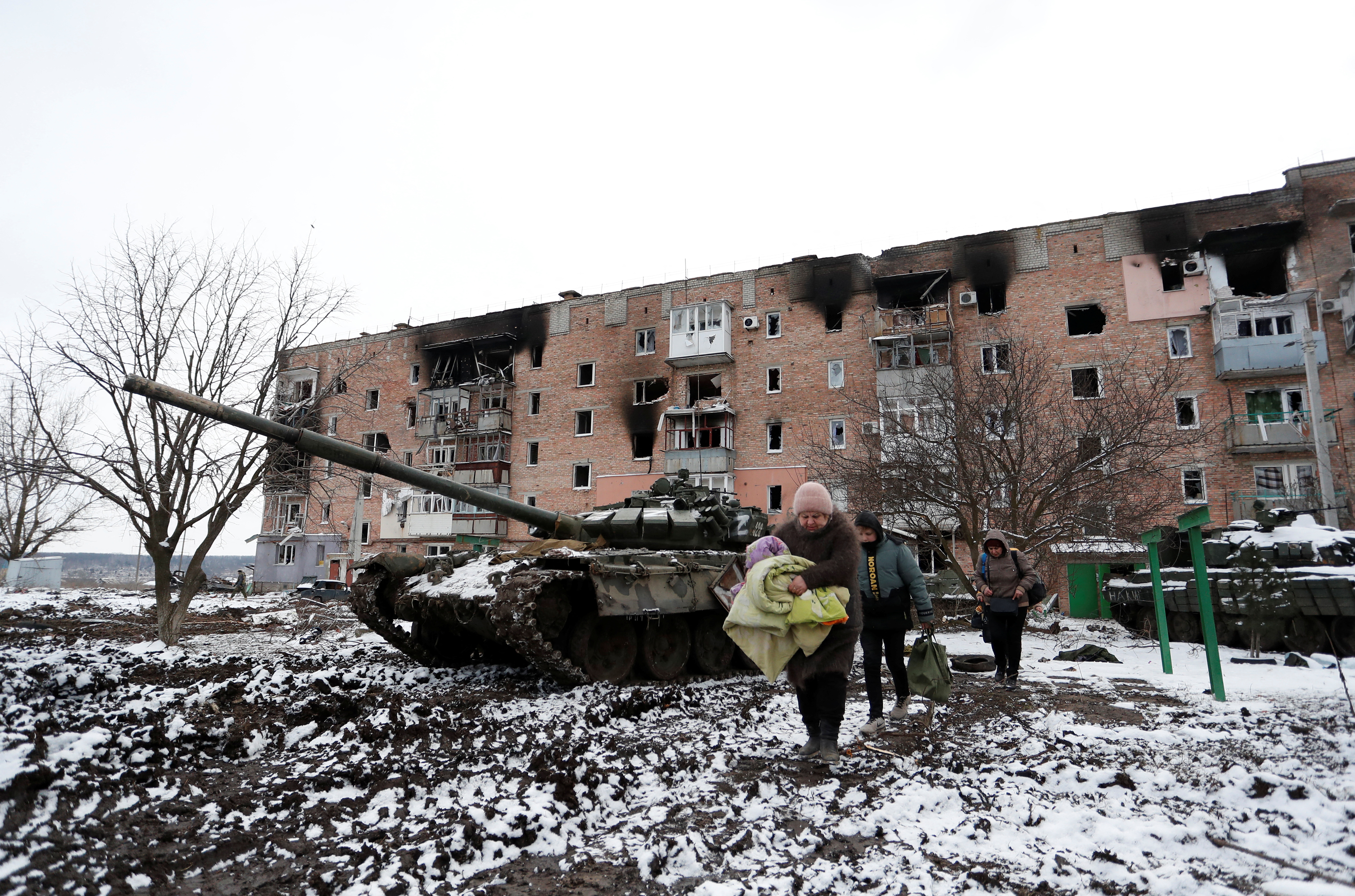 Evacuación de edificios residenciales destruidos en Volnovakha, en la región de Donetsk (Reuters)