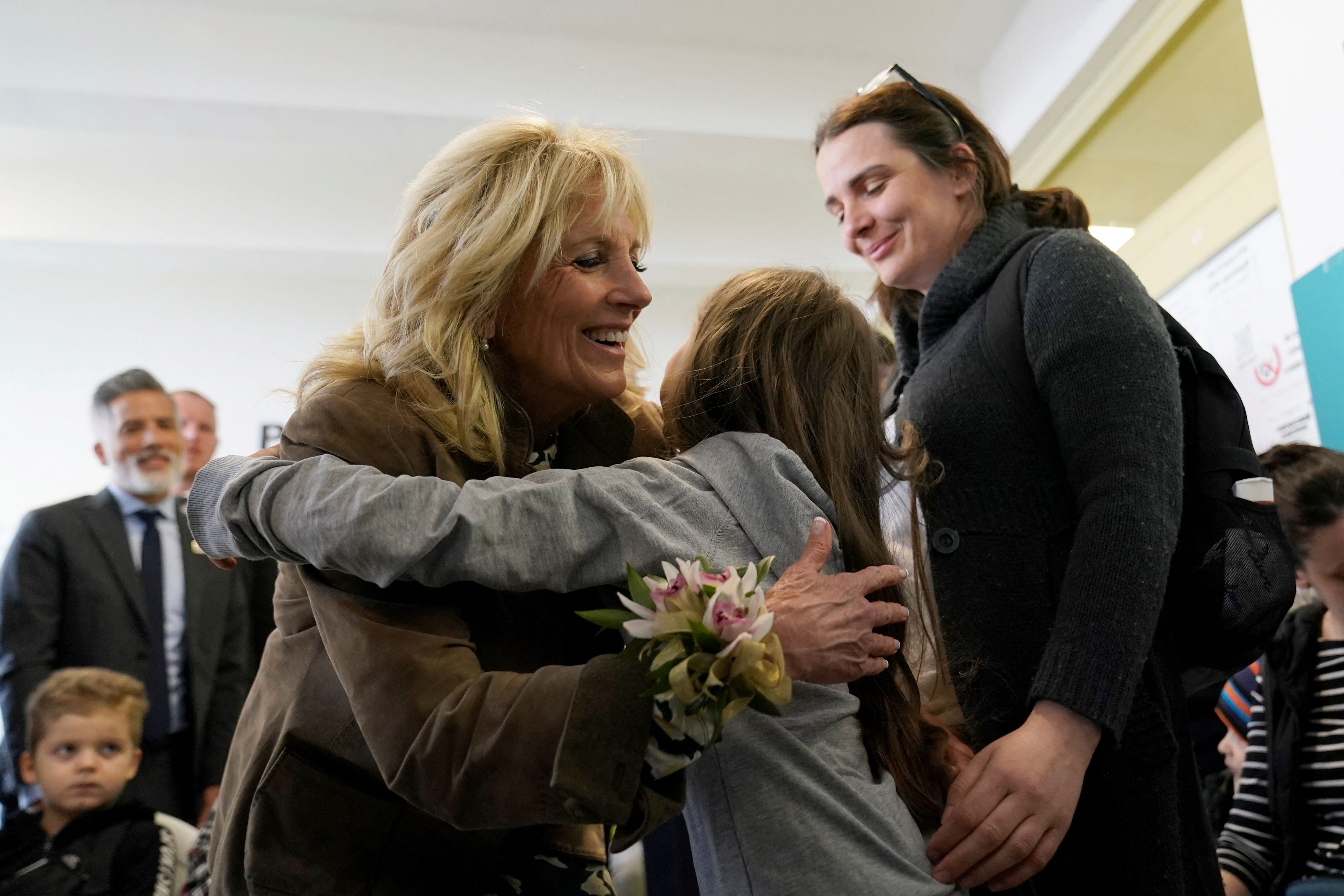 La primera dama de EE. UU., Jill Biden, abraza a una refugiada ucraniana y su hija en el pueblo de Kosice en Eslovaquia. (Susan Walsh/Pool vía REUTERS)