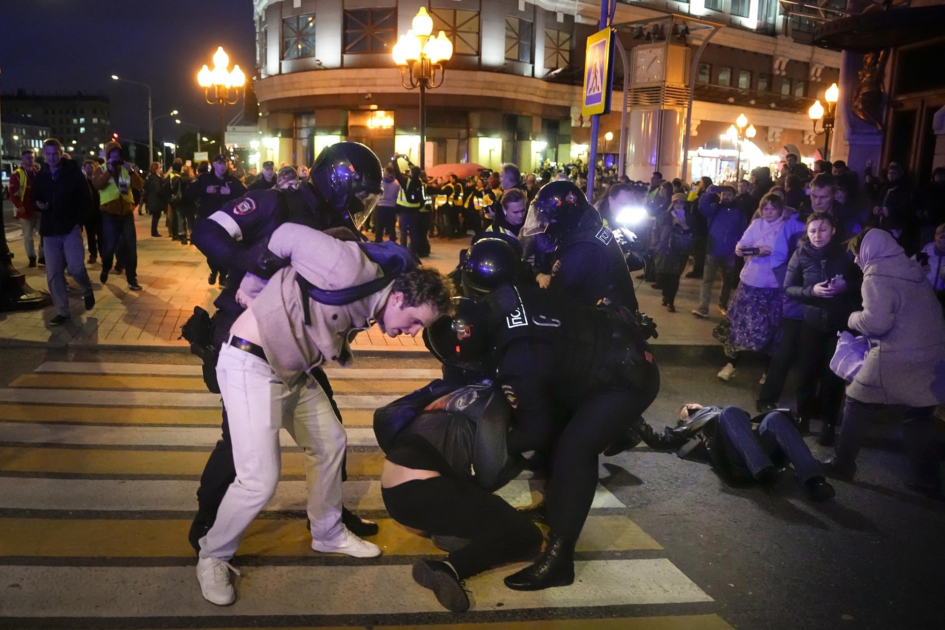 La policía antidisturbios detiene a manifestantes contra la movilización en Moscú (AP, archivo)