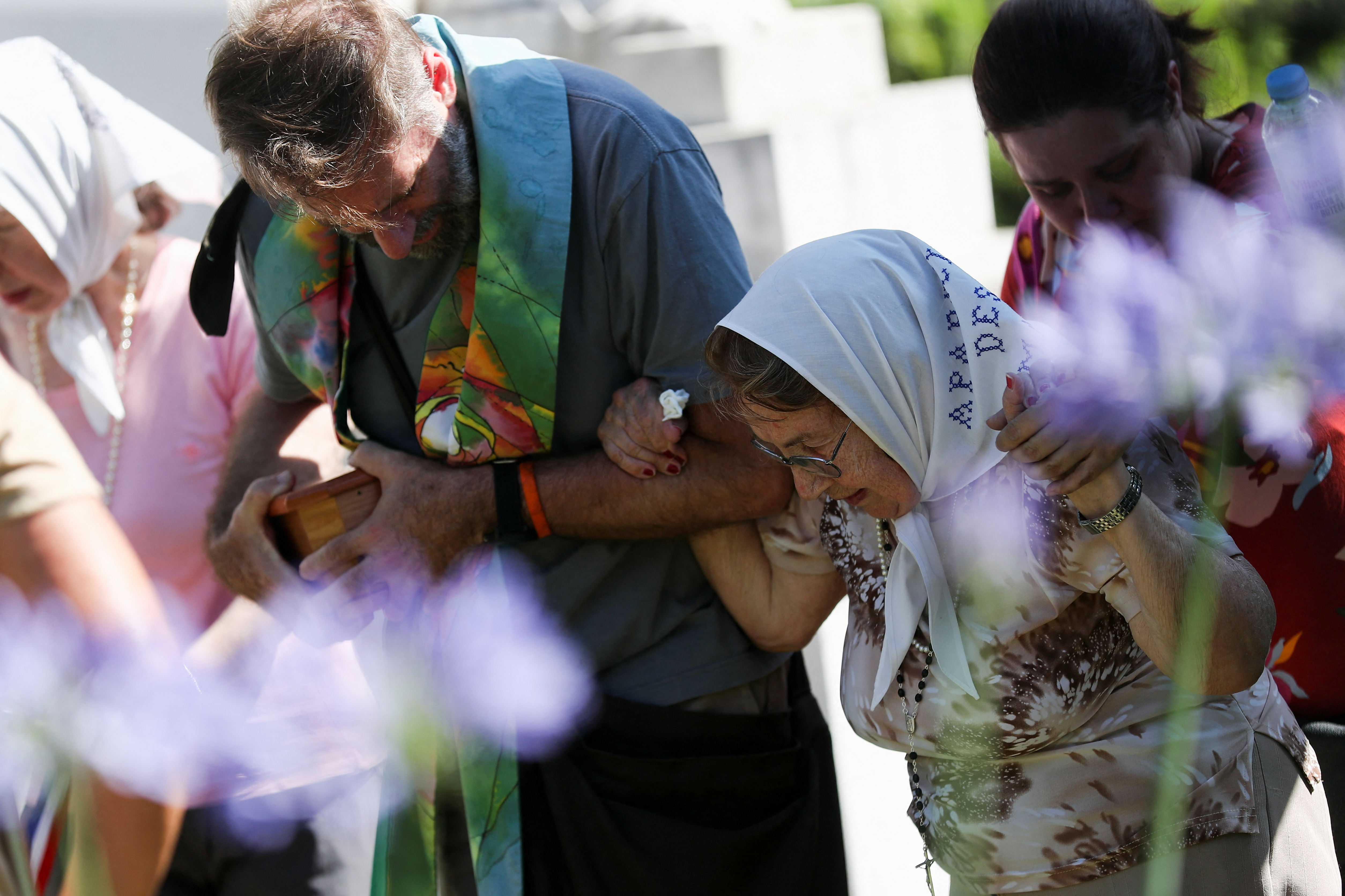“Amor con amor se paga”: una multitud acompañó el entierro de los restos de Hebe de Bonafini en Plaza de Mayo