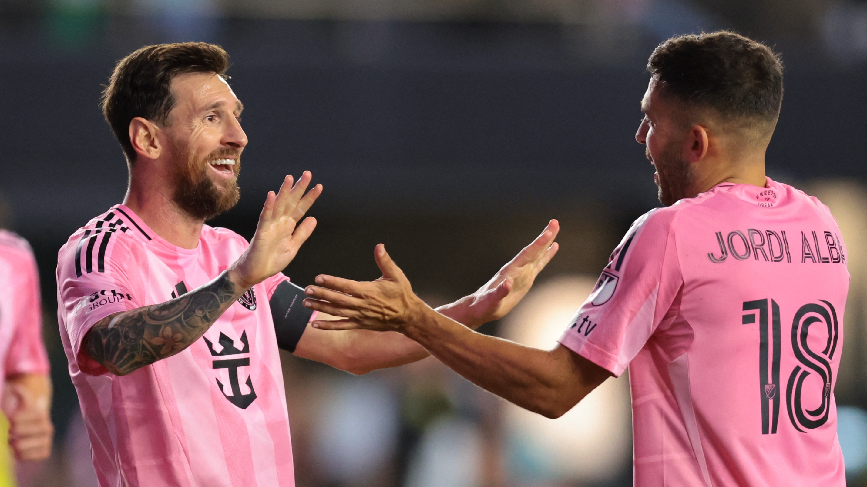 Llegan a Jamaica aviones con ayuda humanitaria y helicópteros estadounidenses tras el paso devastador del huracán Melissa