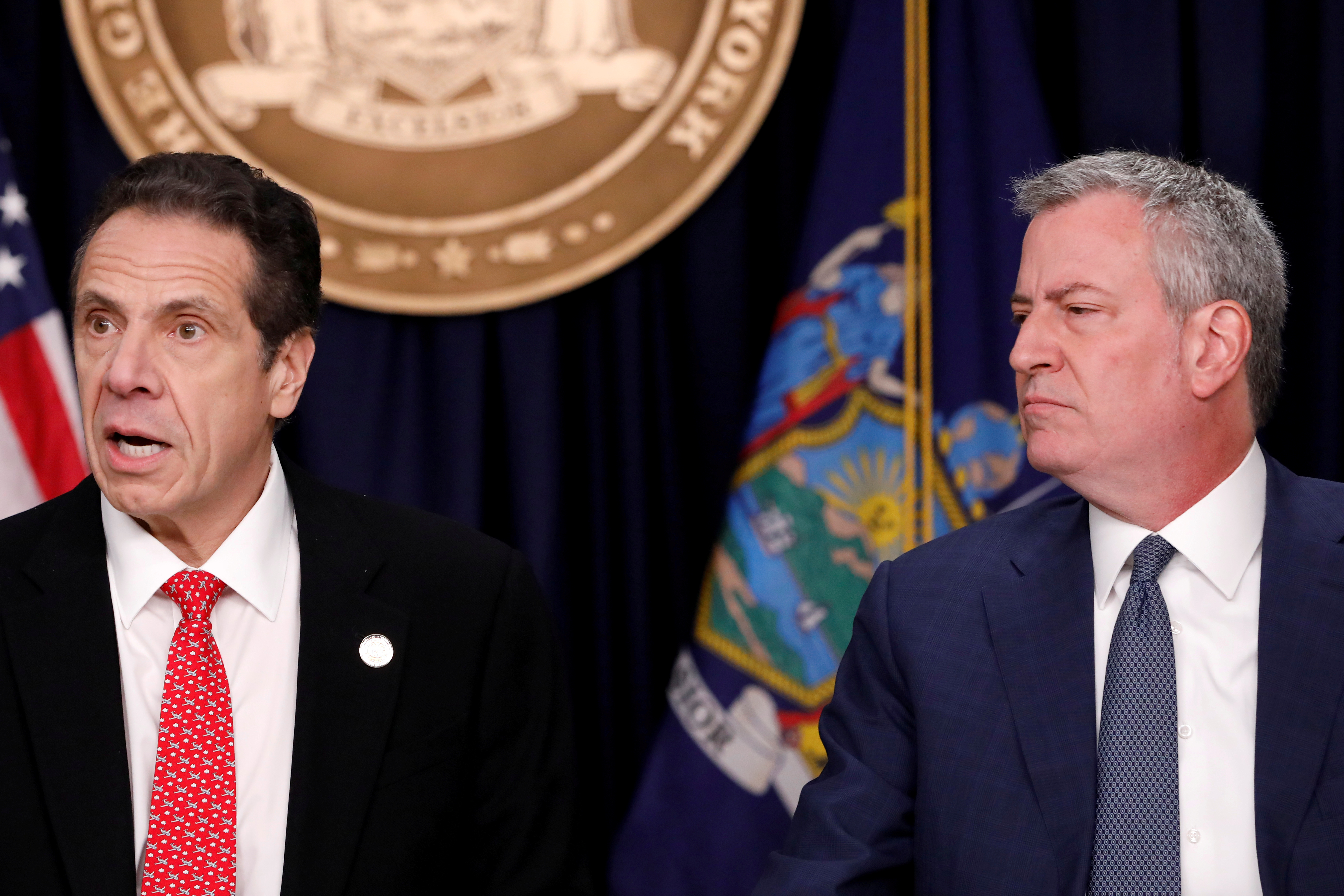 El gobernador de Nueva York Andrew Cuomo y el alcalde de la ciudad Bill de Blasio durante una conferencia conjunta en marzo de 2020 (REUTERS/Andrew Kelly/archivo)