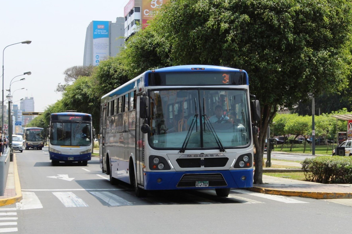 Los usuarios del Corredor Azul han esperado hasta cuarenta minutos para abordar uno de estos buses. (Andina)