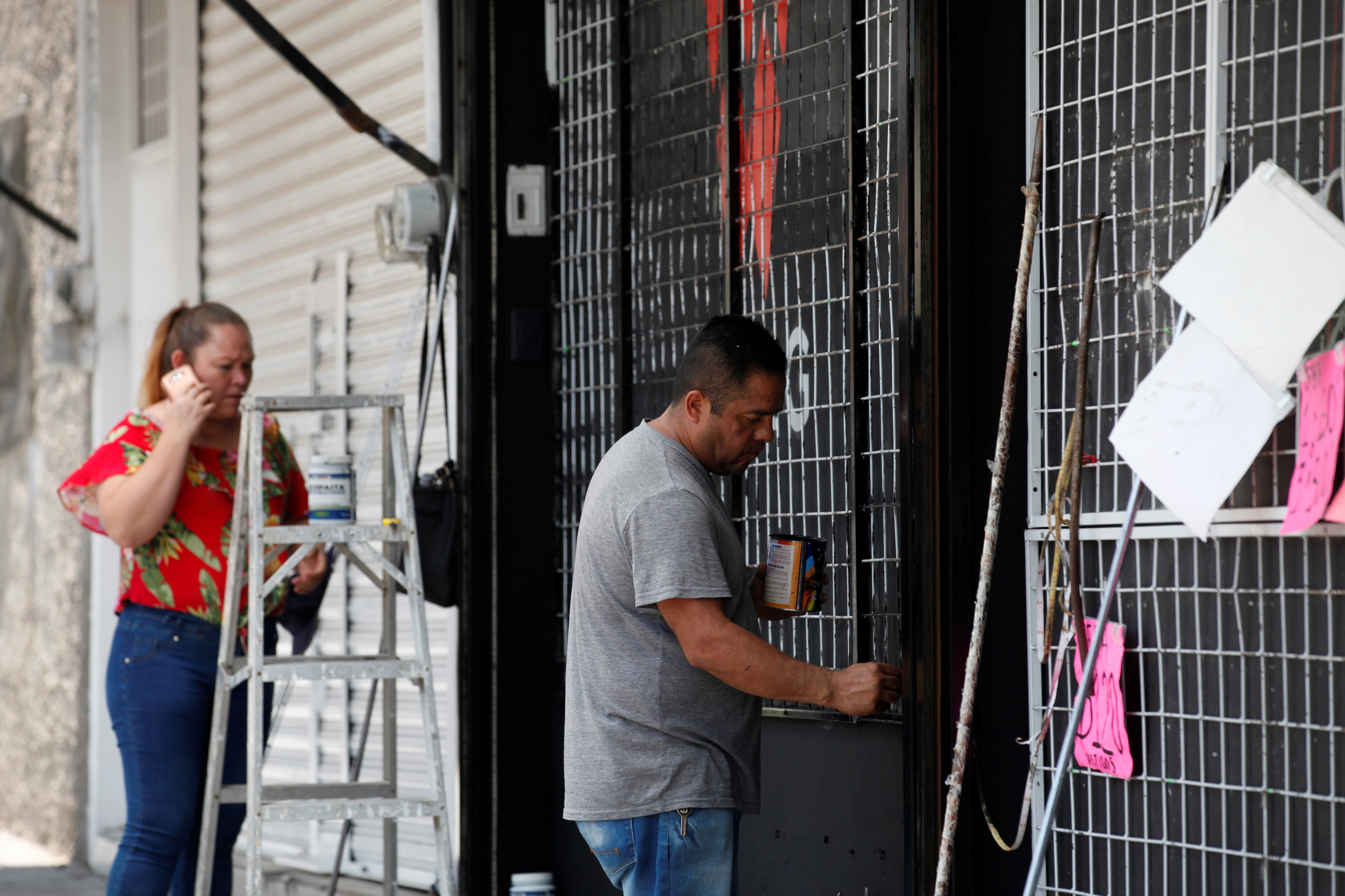 Más de 150.000 pequeños negocios mexicanos han cerrado de forma definitiva ante una caída de 30 % en el consumo privado por la crisis de la covid-19, reportó este jueves la Alianza Nacional de Pequeños Comerciantes (Anpec). EFE/ Francisco Guasco/Archivo

