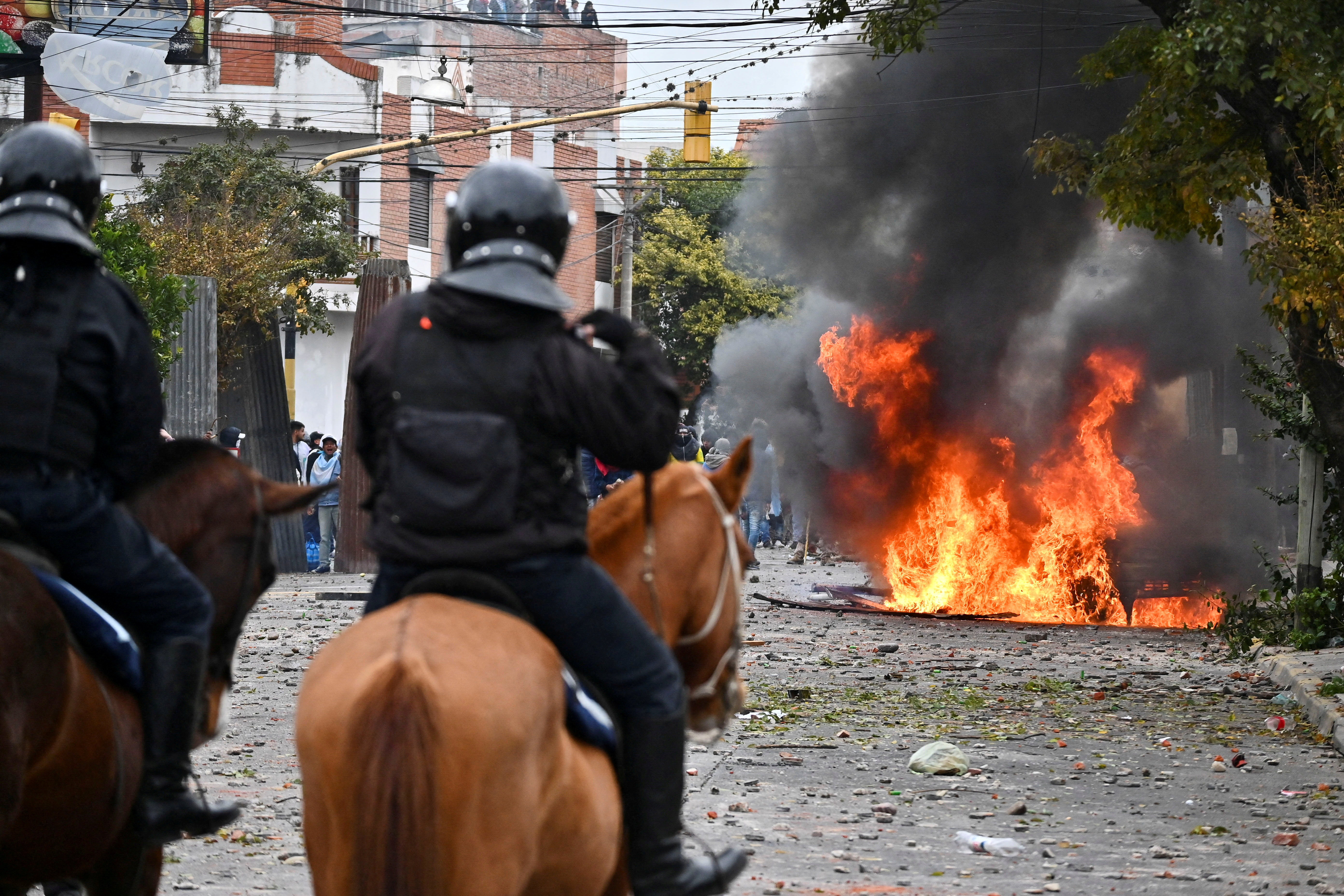 The protesters clashed with the Jujuy police in rejection of the reform of the local Constitution (REUTERS)