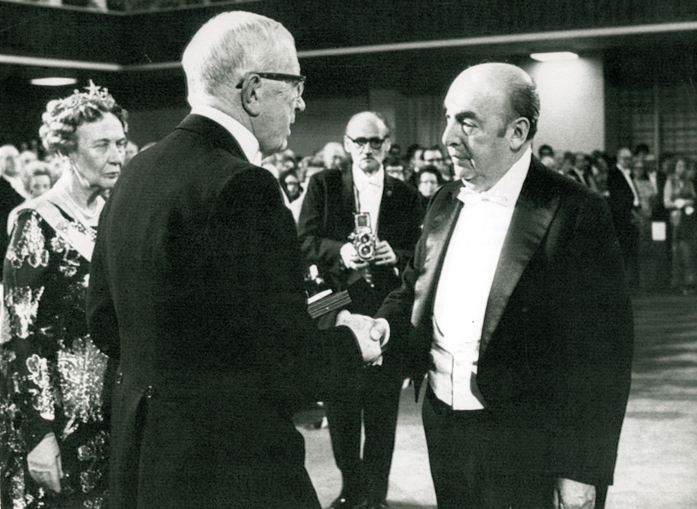 Fotografía de archivo fechada el 10 de diciembre de 1971 que muestra al poeta chileno Pablo Neruda mientras recibe de manos del rey Gustavo Adolfo (i) de Suecia el Premio Nobel de Literatura, en Estocolmo (Suecia).  EFE/UPI
