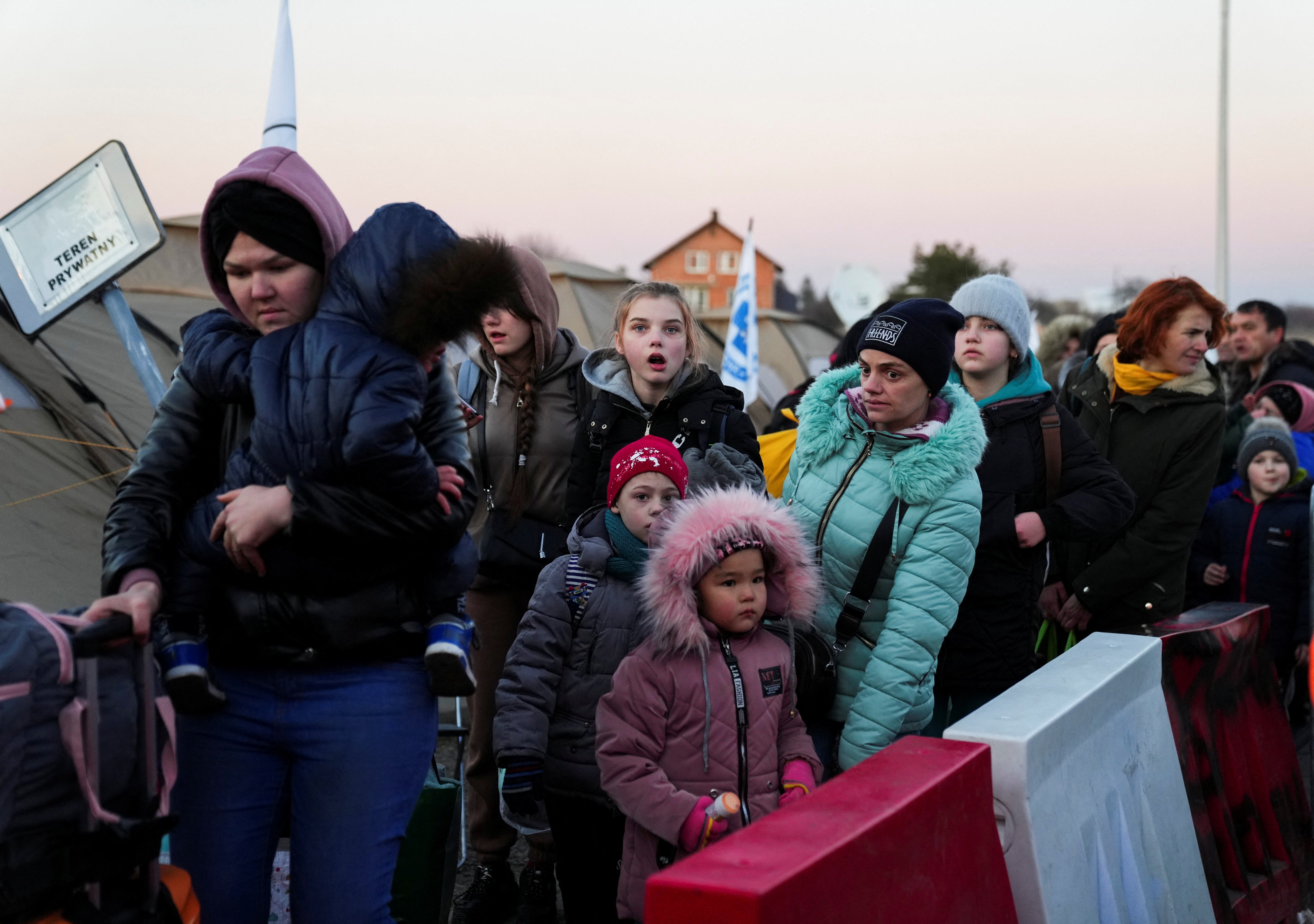 Refugiados ucranianos cruzan a Polonia (Reuters)