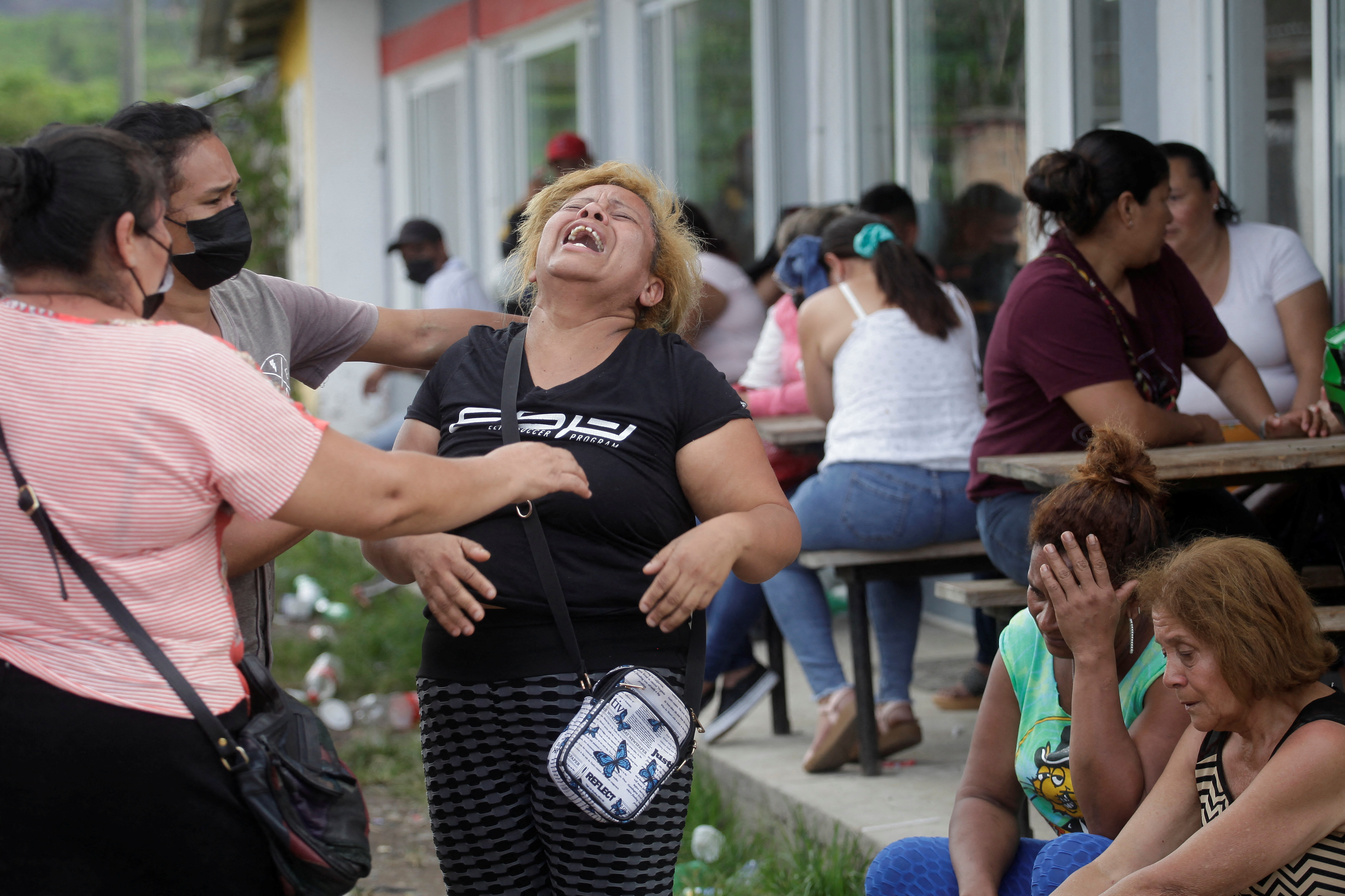Ascienden a 46 las mujeres muertas por un enfrentamiento entre pandillas en una cárcel de Honduras