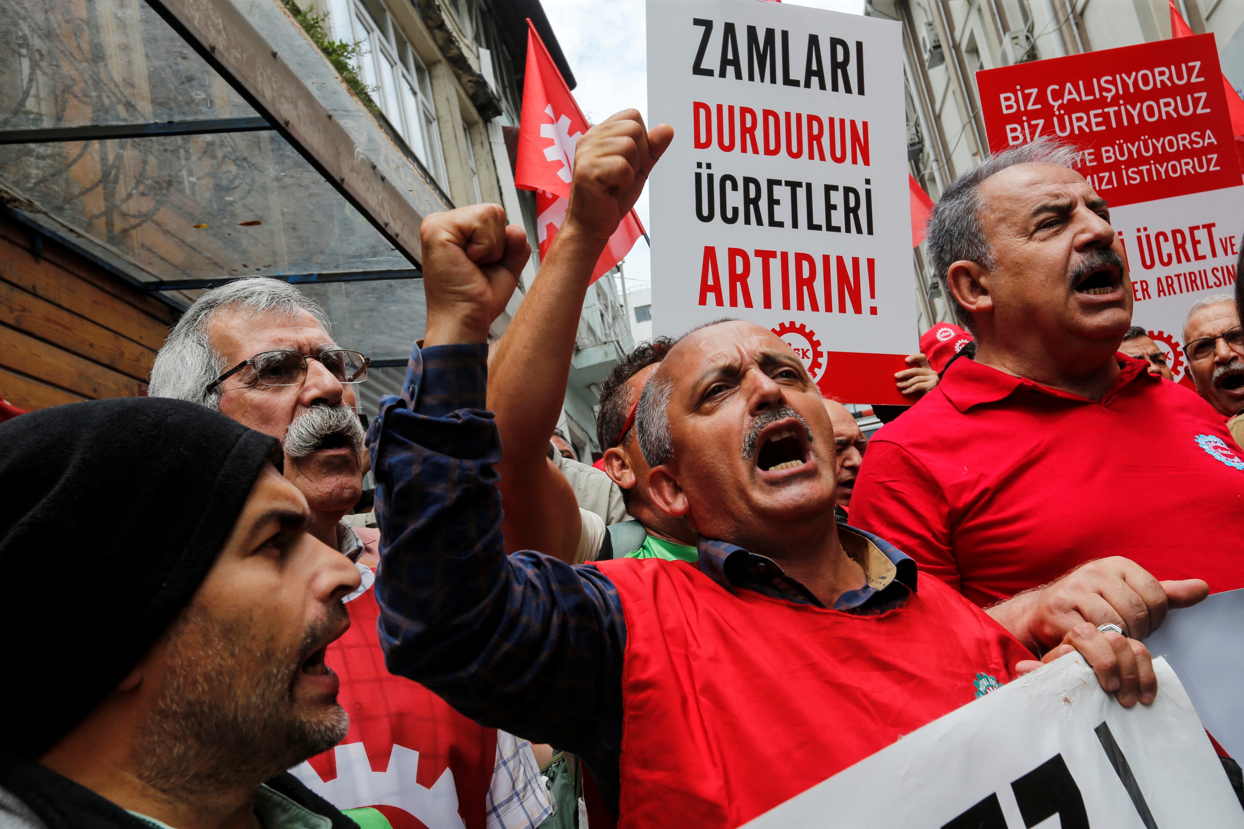 Una protesta contra los bajos salarios en Estambul el pasado 13 de junio (REUTERS/Dilara Senkaya)