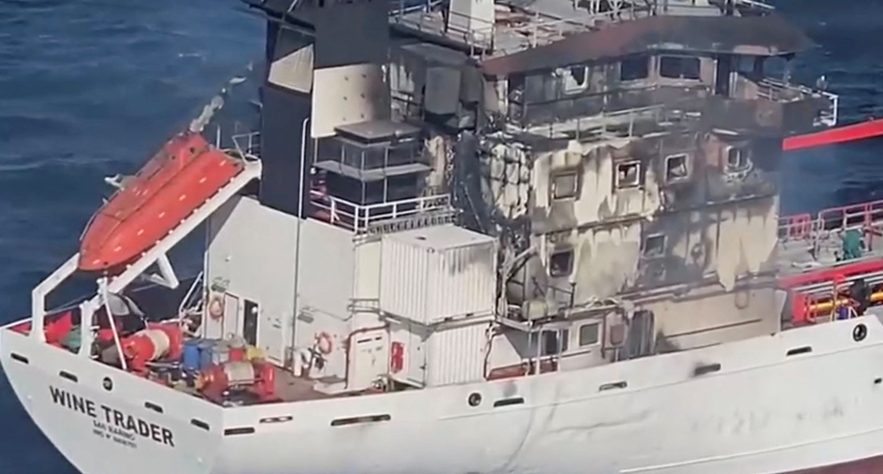 Rumania investiga si drones rusos desataron el incendio de un buque cisterna en el mar Negro: hay siete desaparecidos