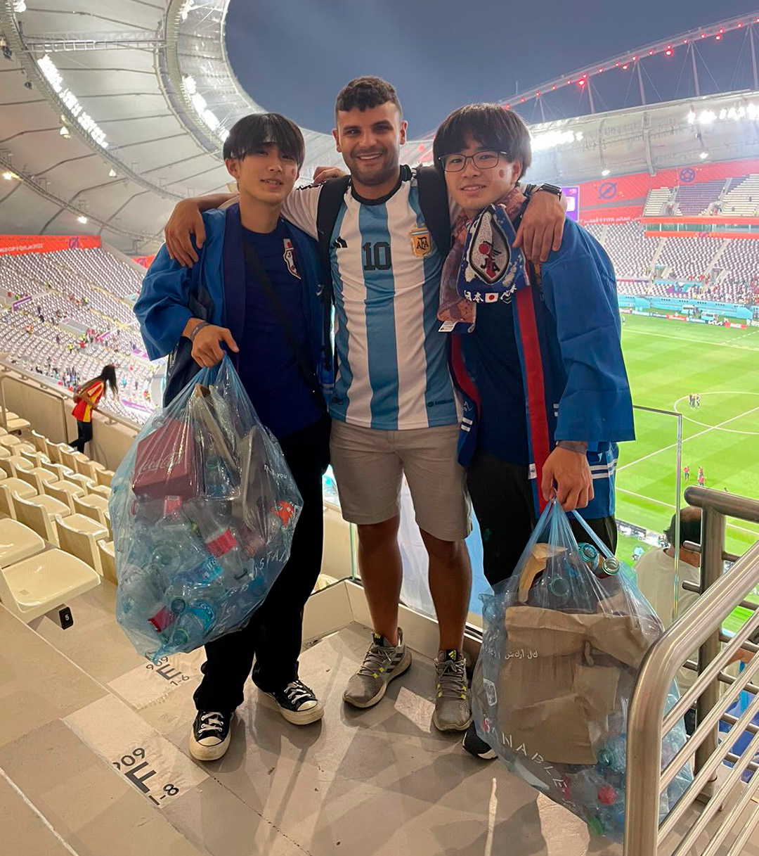 El fanático argentino que limpió los estadios de Qatar 2022 junto a los japoneses