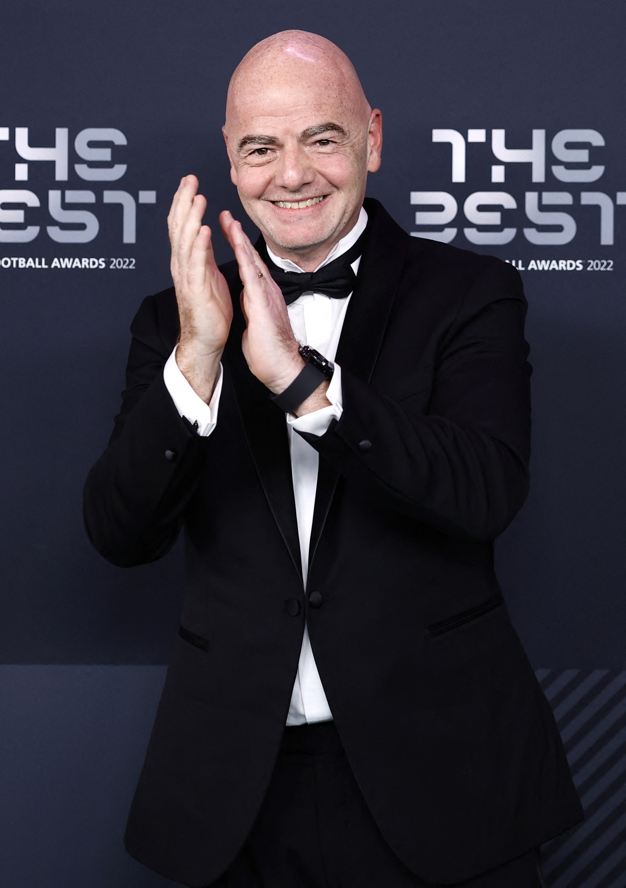 El presidente de la FIFA, Gianni Infantino, lideró la gala con un estilo elegante y formal: traje negro con moño, camisa blanca y un reloj como accesorio /REUTERS/Sarah Meyssonnier