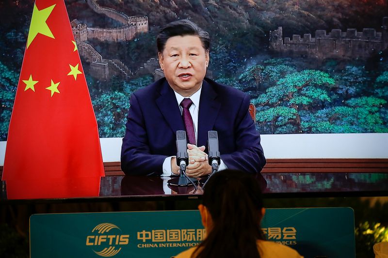Periodistas se ubican cerca de una pantalla mientras el presidente chino, Xi Jinping, realiza un discurso a través de video en la ceremonia de apertura de la Cumbre Mundial de Comercio de Servicios de la Feria Internacional de Comercio de Servicios de China 2020, en Pekín, Septiembre 4, 2020. REUTERS/Tingshu Wang