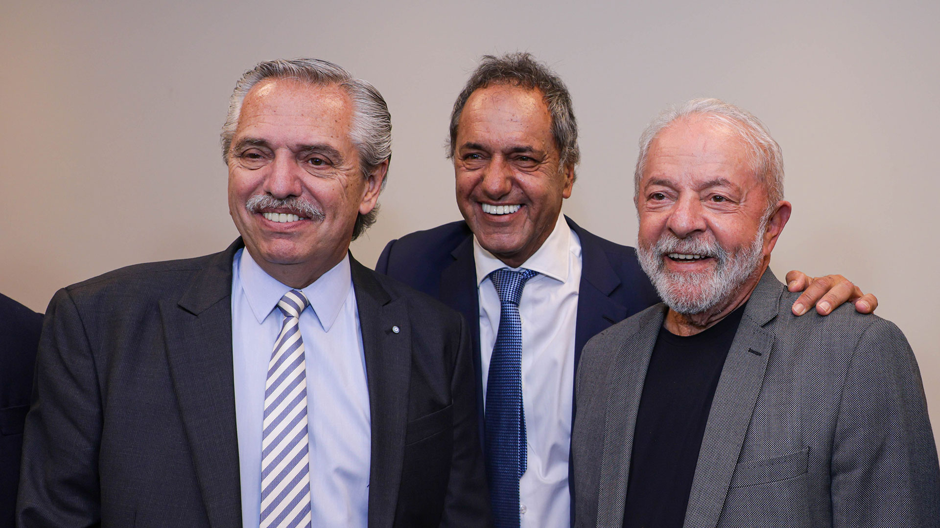 Daniel Scioli, embajador argentino en Brasilia, entre los presidentes Alberto Fernández y Lula da Silva.