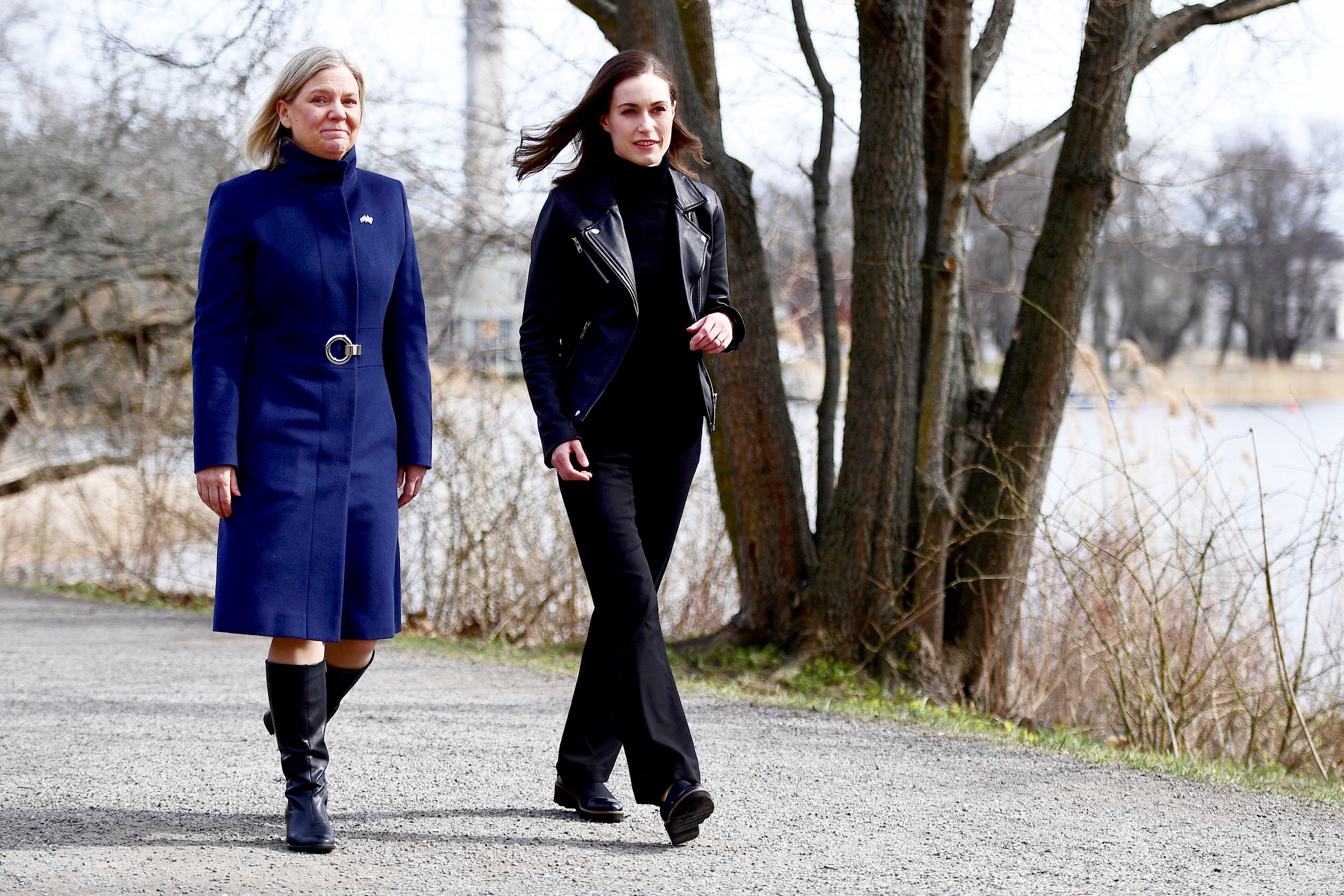 La primer ministro sueca, Magdalena Andersson, camina junto a su par finlandesa, Sanna Marin, en la cumbre de Estocolmo de la última semana en la que anunciaron la solicitud conjunta de adherir a sus países a la OTAN. Paul Wennerholm/TT News Agency/via REUTERS.