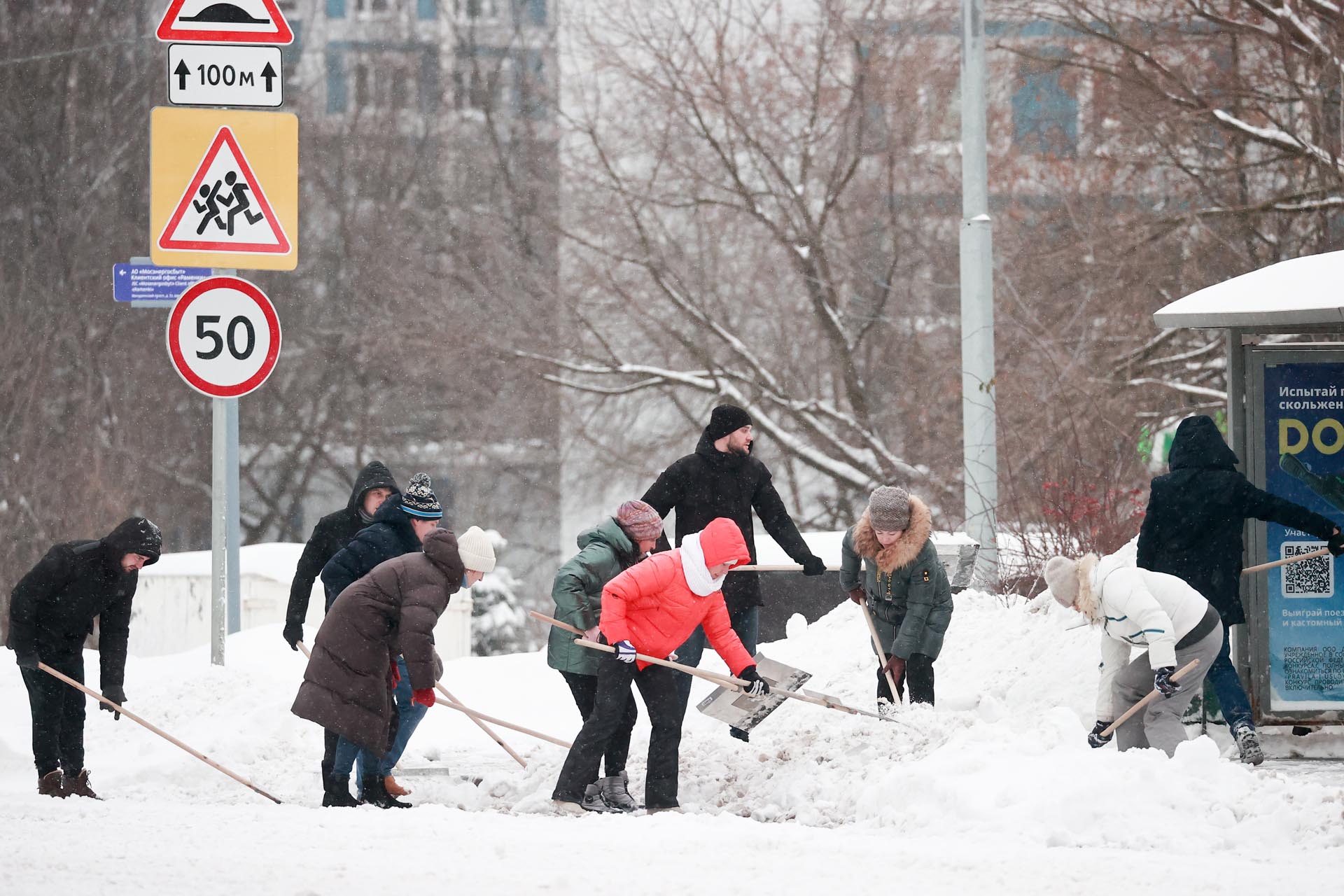 Desde el sábado, en la capital rusa ha caído casi un 30 % del total de precipitaciones mensuales, muy por encima de las previsiones oficiales, y en la región de Moscú la capa de nieve alcanzó los 43 centímetros