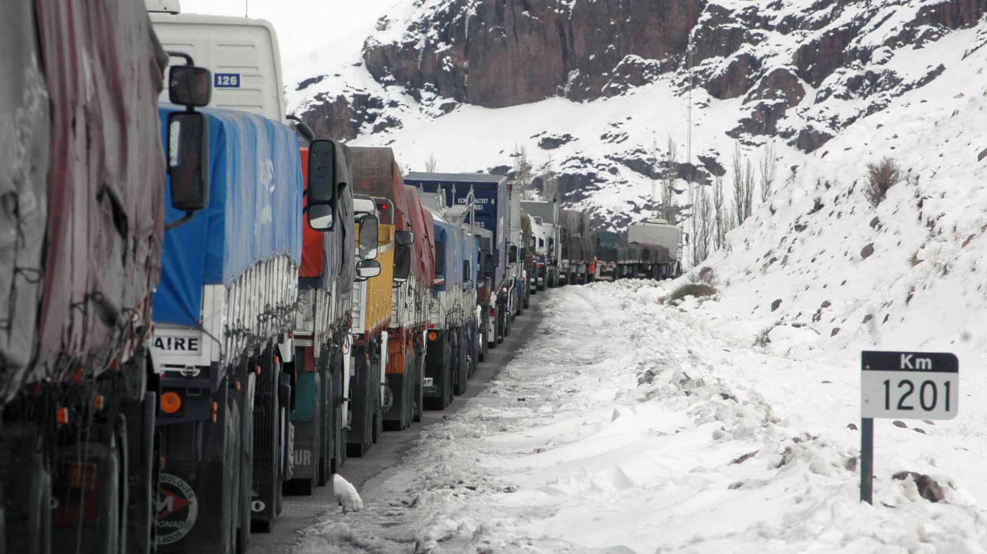 Miles de camiones varados en la Patagonia por la nieve: "No hay informaci&oacute;n segura de que el paso se va a abrir en alg&uacute;n momento"