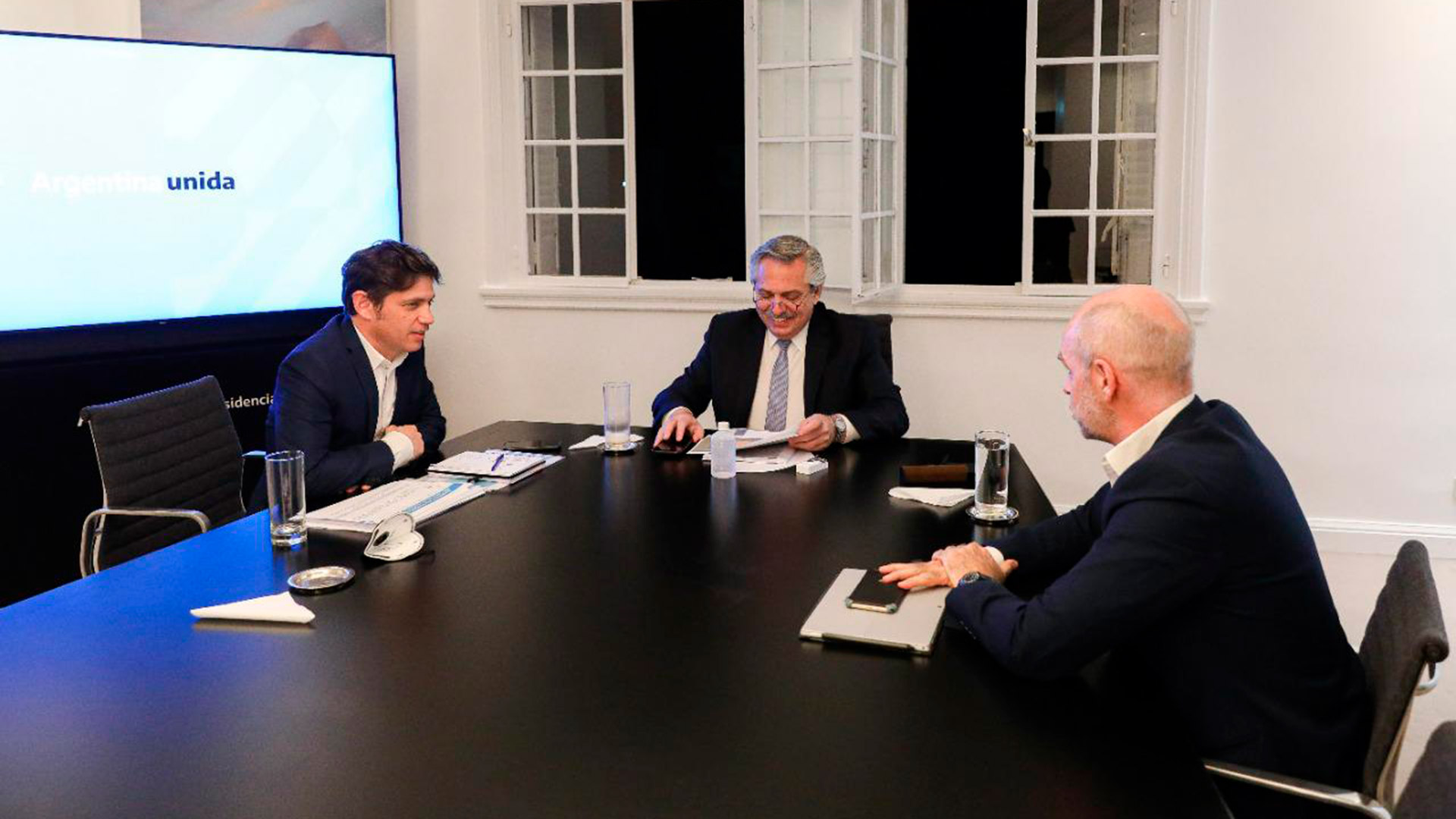 Una relación desigual: Axel Kicillof, el presidente Alberto Fernández y el jefe de Gobierno porteño, Horacio Rodríguez Larreta, en la más reciente reunión en Olivos