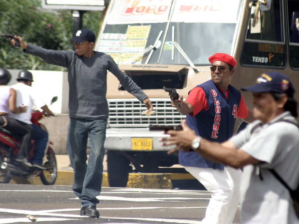 Civiles armados contra los manifestantes en Altamira (EFE)