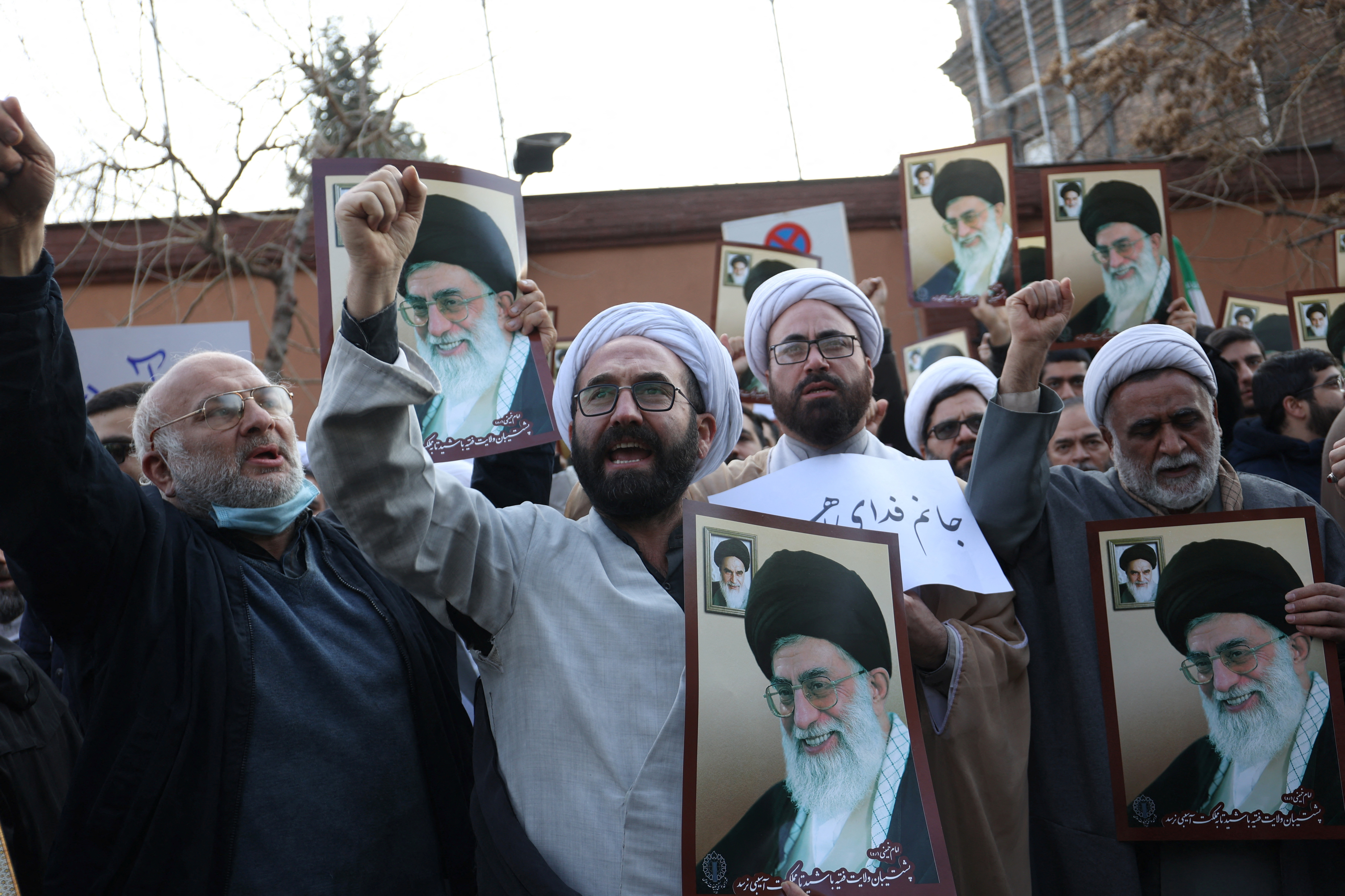 Las fuerzas represoras de Irán amenazaron a Charlie Hebdo con ataques similares a los ocurridos a Salman Rushdie. (REUTERS)