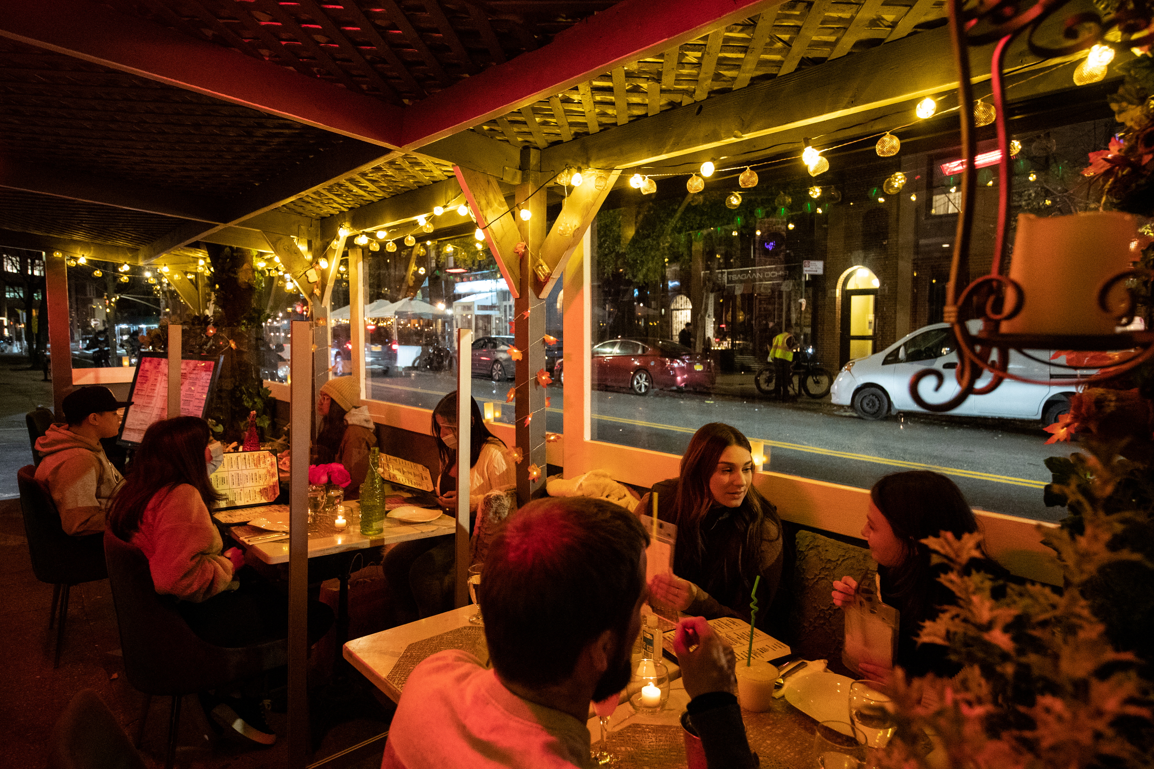 La gente disfruta de una cena al aire libre en un restaurante de la ciudad de Nueva York, mientras continúa la propagación de la enfermedad del coronavirus (COVID-19), el 21 de noviembre de 2020. REUTERS/Jeenah Moon