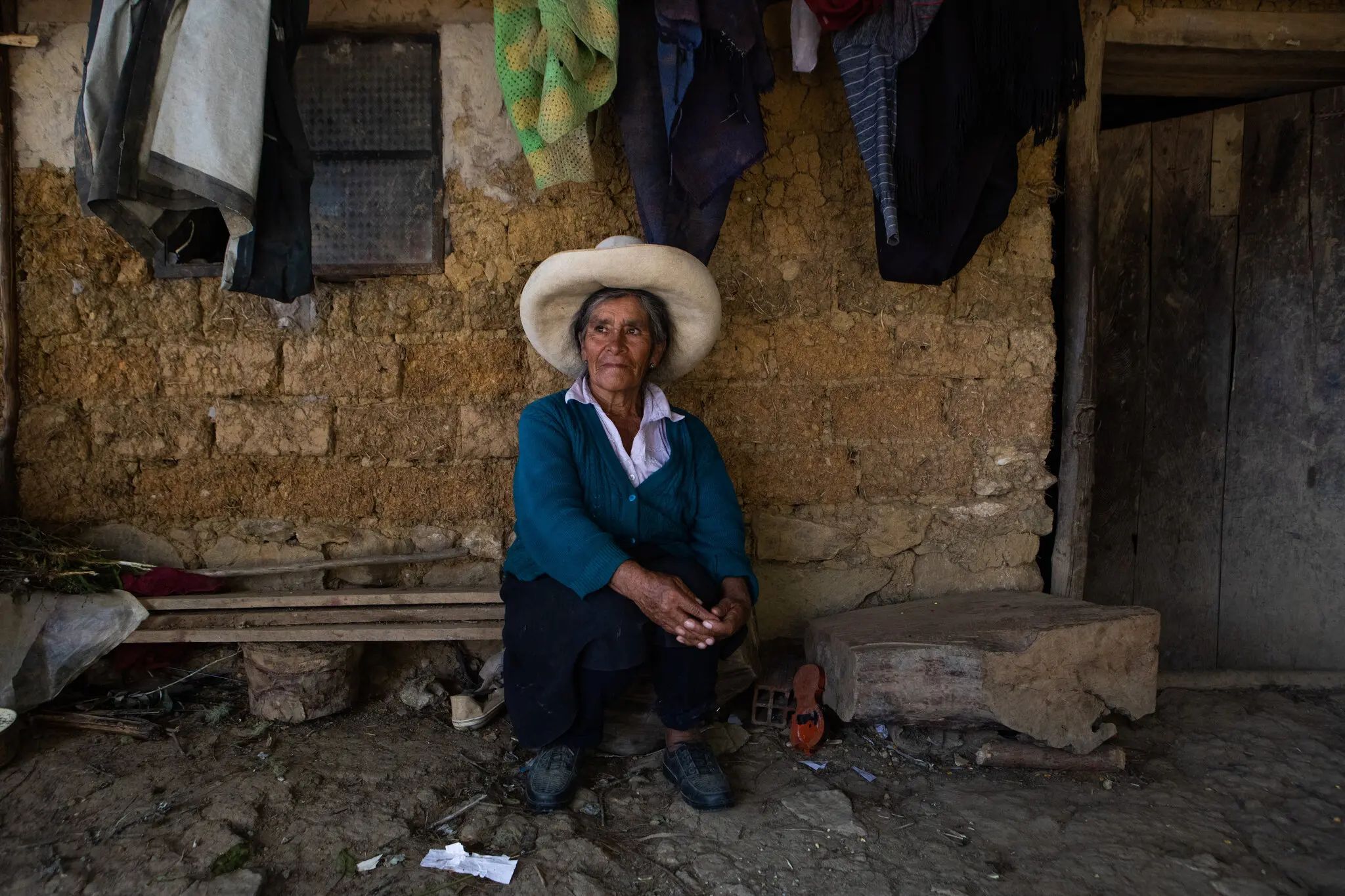 María Núñez, de 77 años, durante una visita a un vecino en San Luis de Puña, una aldea rural donde nació Castillo | Marco Garro para The New York Times