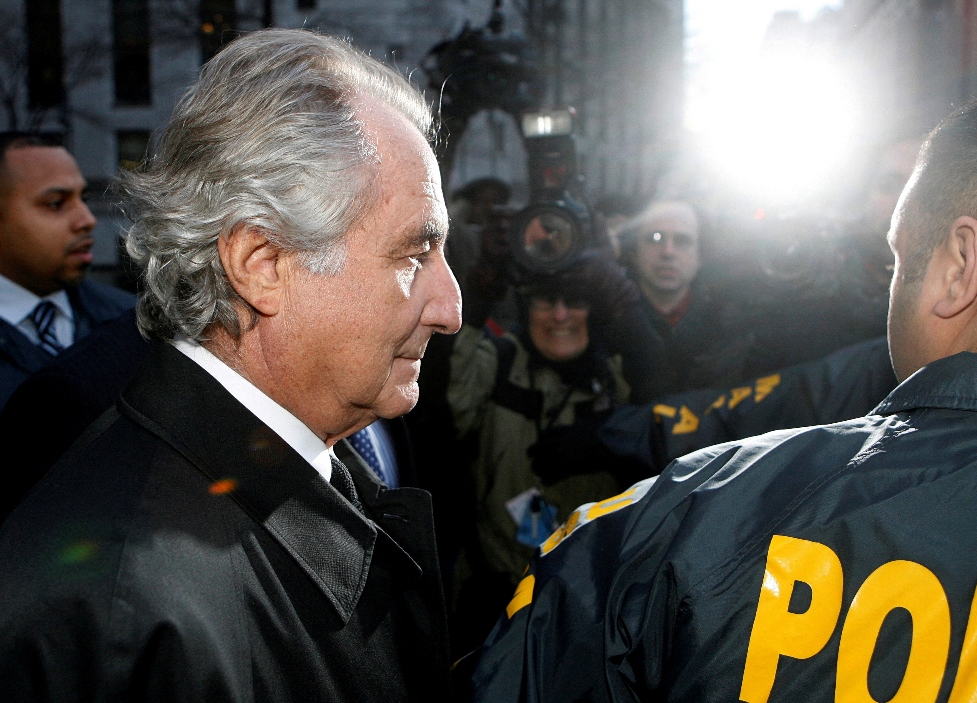 Bernie Madoff escoltado por la policía al salir de la Corte Federal de los Estados Unidos. Enjuiciado, fue condenado a 150 años de cárcel (REUTERS/Lucas Jackson/File Photo)