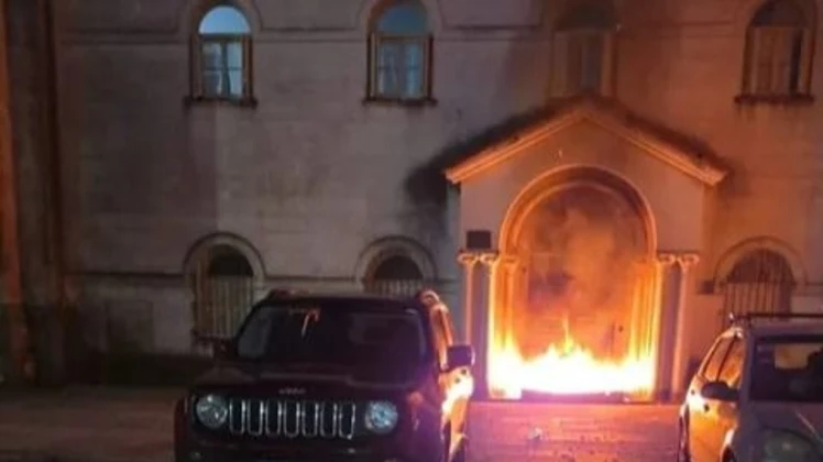 Mar del Plata: prendi&oacute; fuego un colch&oacute;n por el fr&iacute;o y termin&oacute; con un incendio en la puerta de una iglesia