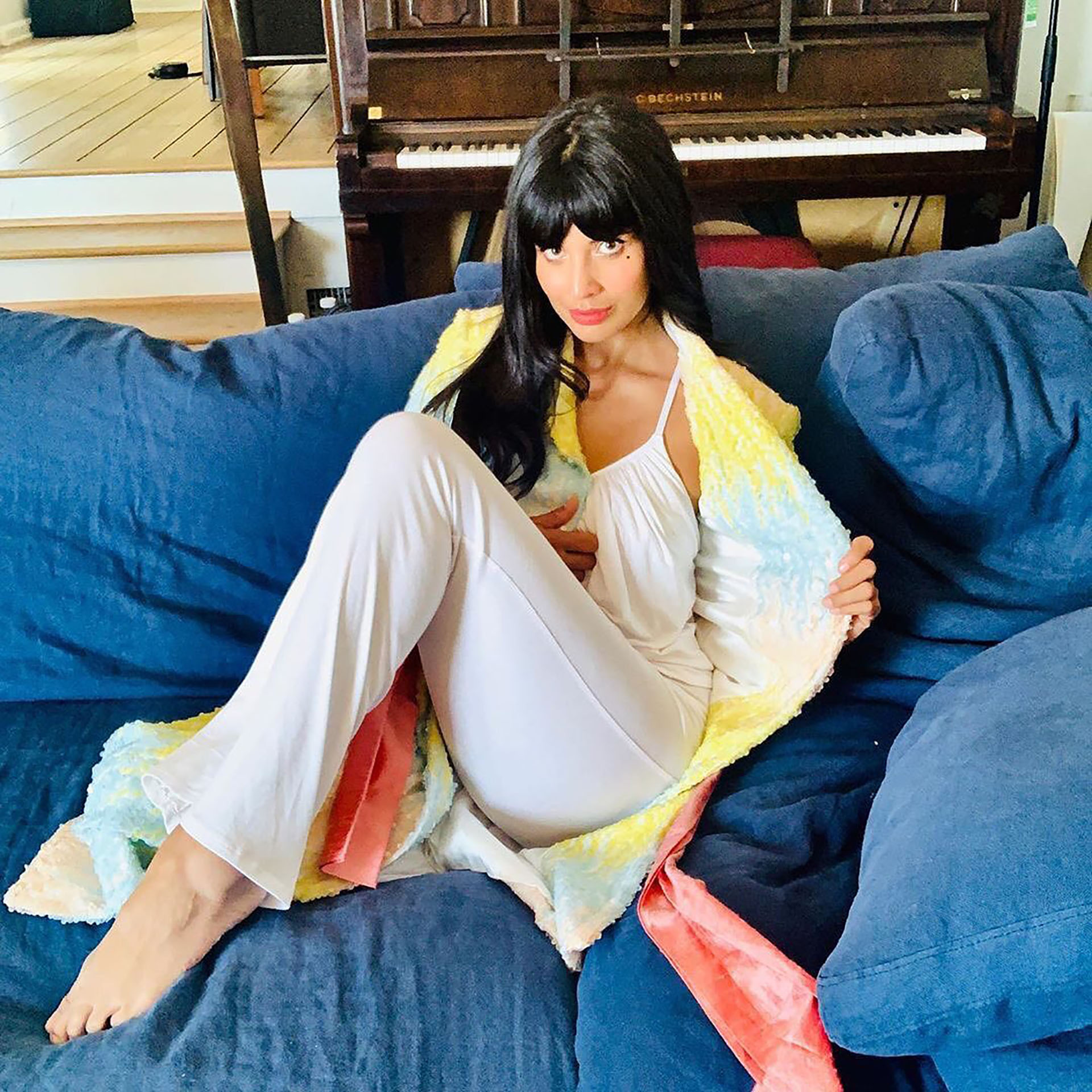 Jameela Jamil, en la intimidad de su casa, eligió un look de pijama blanco y un tapado de lentejuelas multicolor (Instagram)