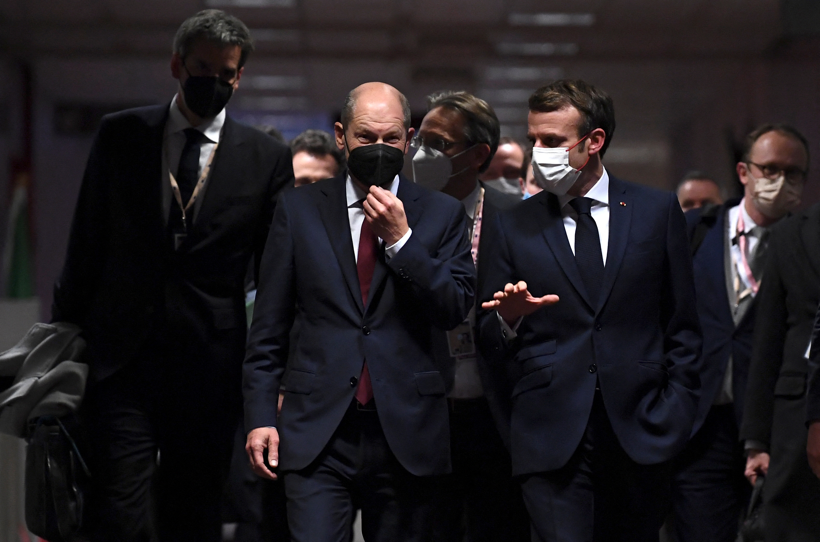 En la foto, el canciller aleman Olaf Scholz y el presidente francés Emmanuel Macron. Francia y Alemania juegan sus cartas para una salida negociada. Los representantes de Rusia y Ucrania quieren reunirse en la capital gala este miércoles para establecer un marco de conversaciones.