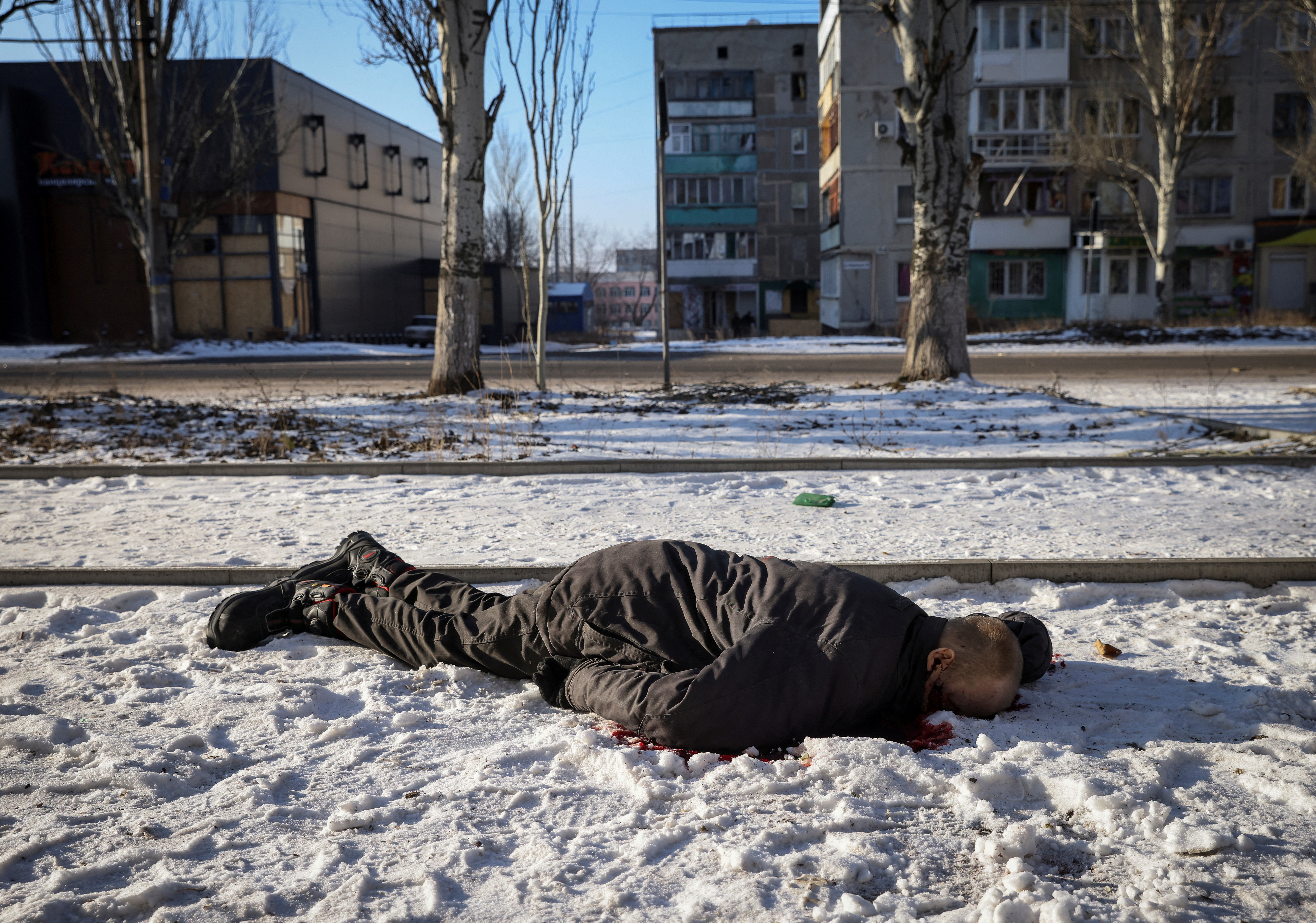 El cuerpo de un residente local yace en una de las calles desiertas de Bakhmut, donde los combates son descriptos como algunos de los más duros desde la invasión rusa de hace un año. REUTERS/Yevhen Titov     